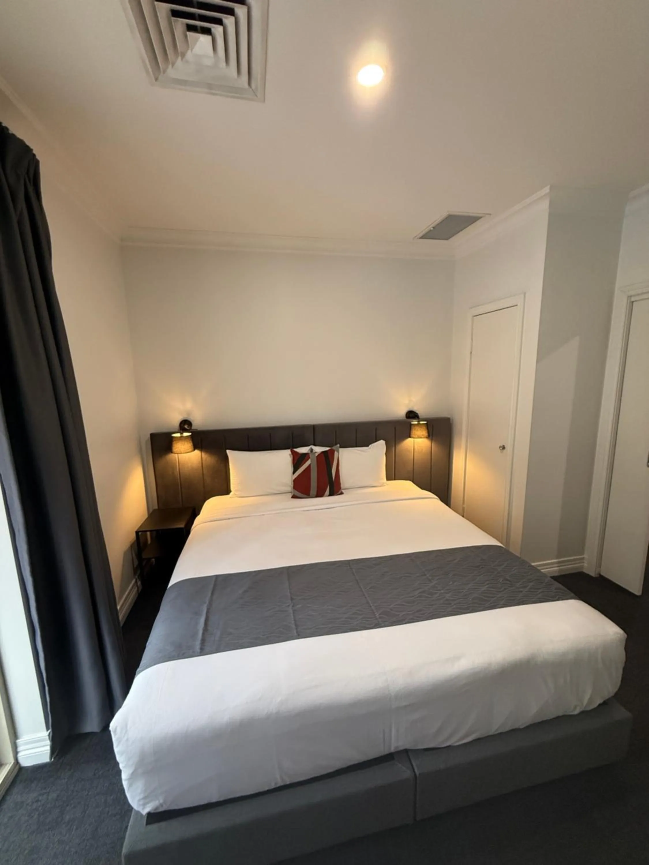 One Bedroom Standard Apartment in Comfort Apartments Melbourne Central