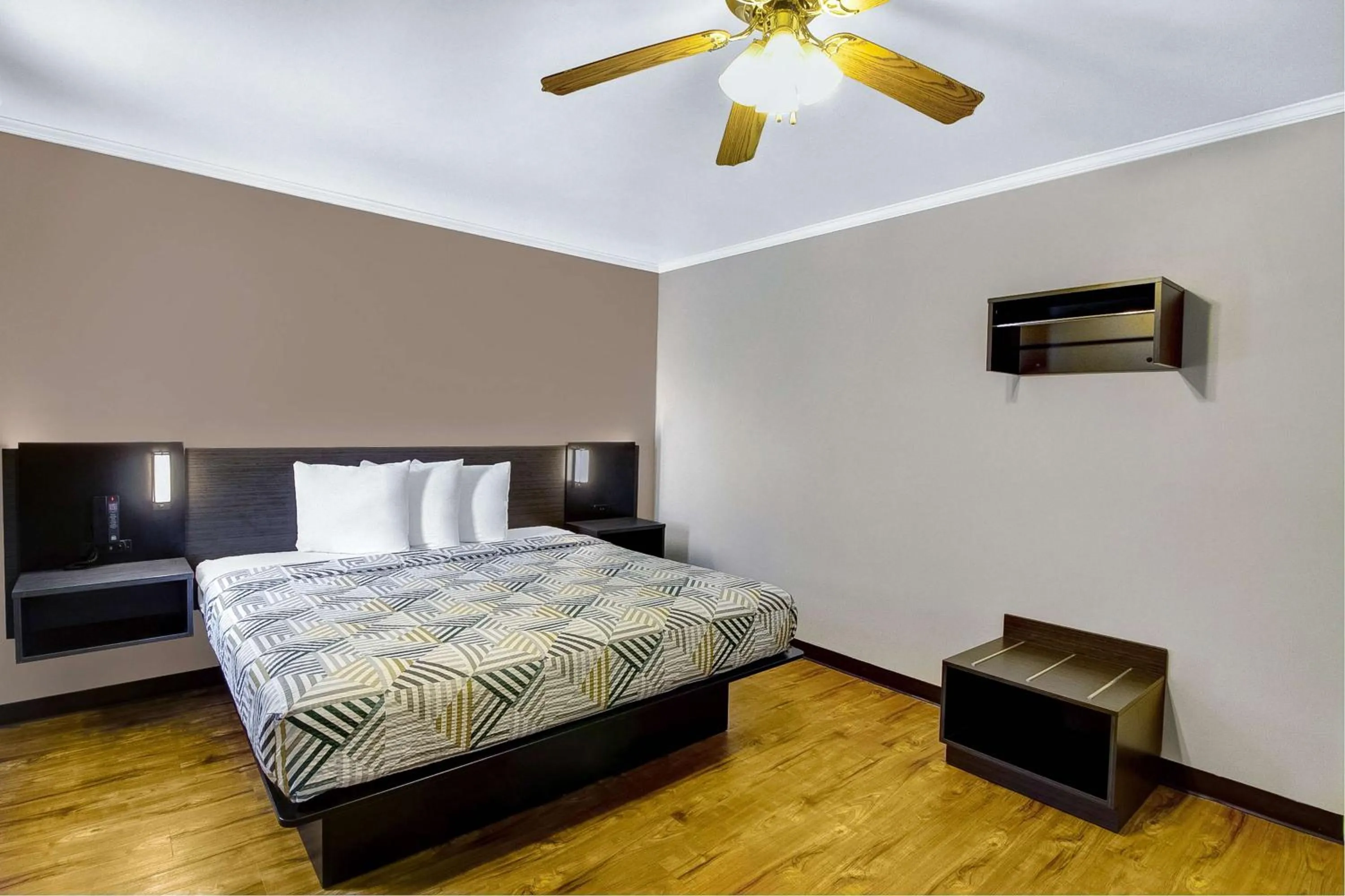 Deluxe Queen Room - Non-Smoking in Motel 6-Front Royal, VA