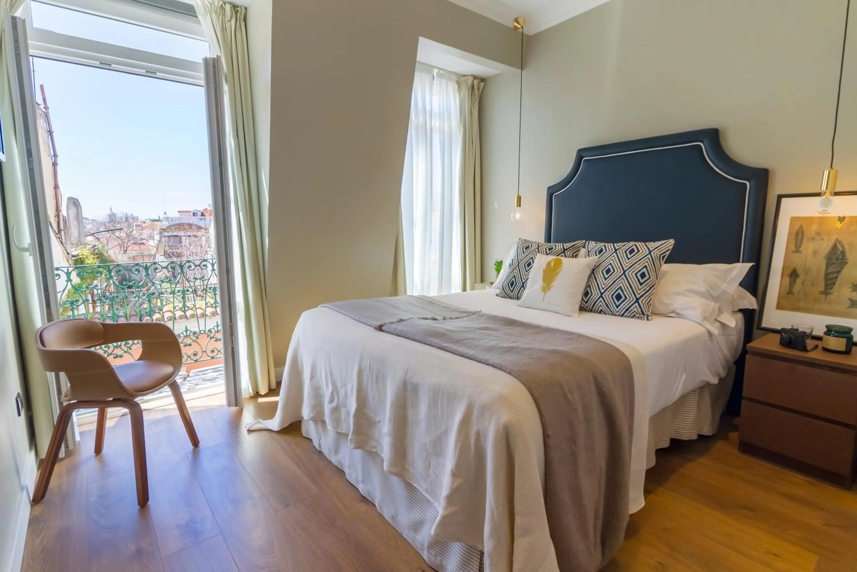 Double or Twin Room with Private Ensuite Bathroom in Bairro Alto Suites