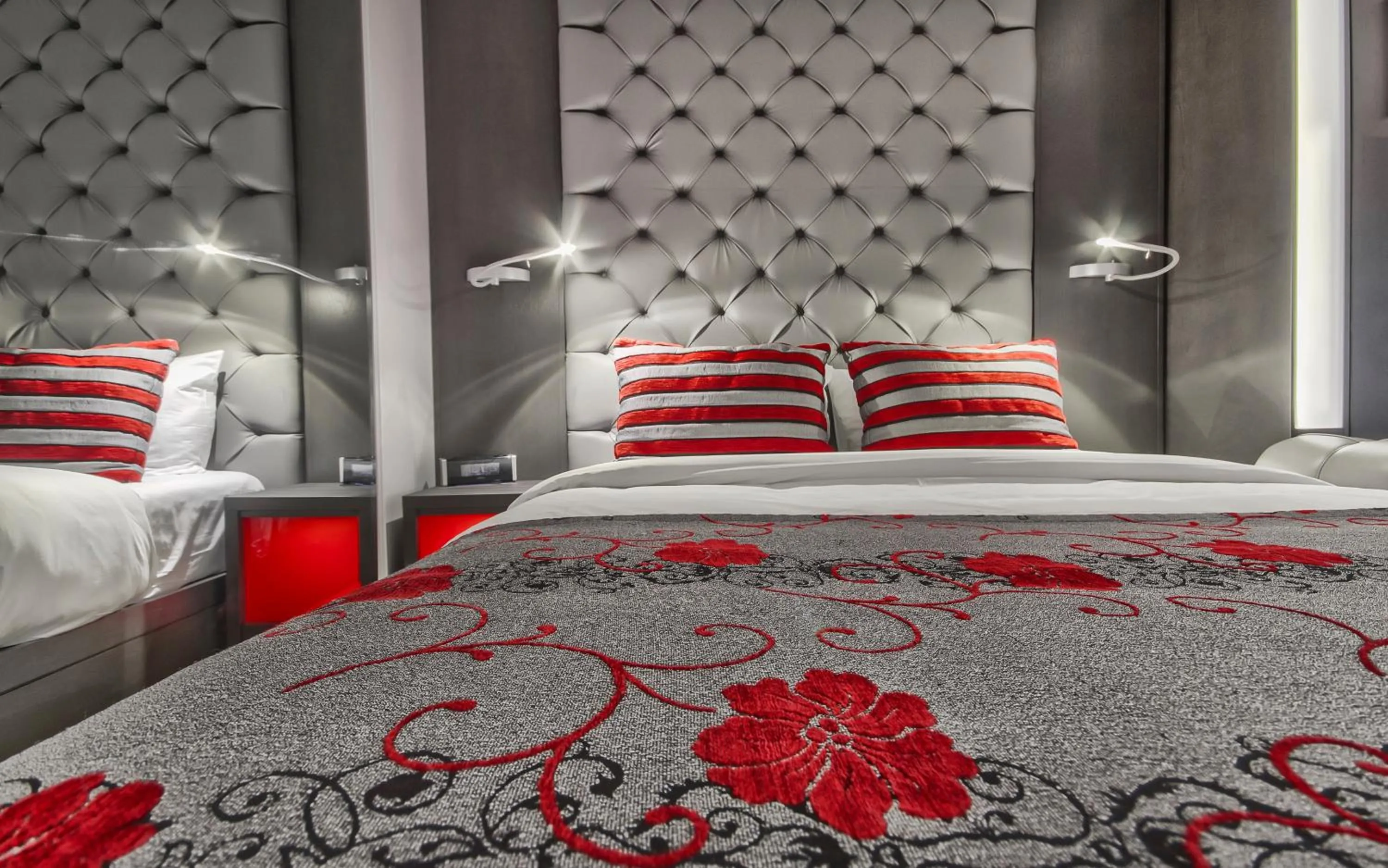 Interior Balcony Signature Room, 1 Queen Bed and 1 Queen Murphy Bed and Fireplace in Hôtel Plaza Québec par JARO