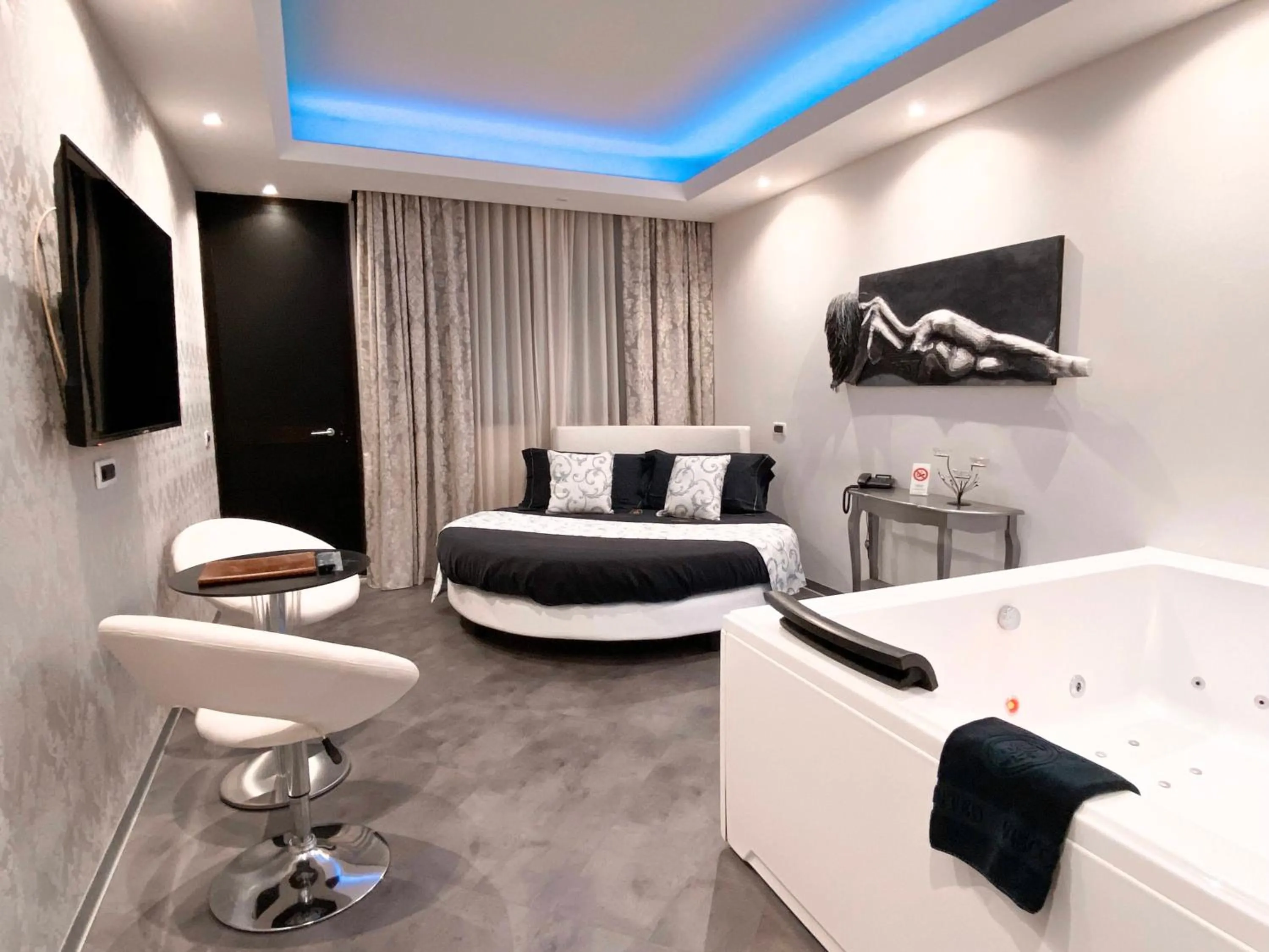 King Suite with Spa Bath in Hotel Motel Visconteo