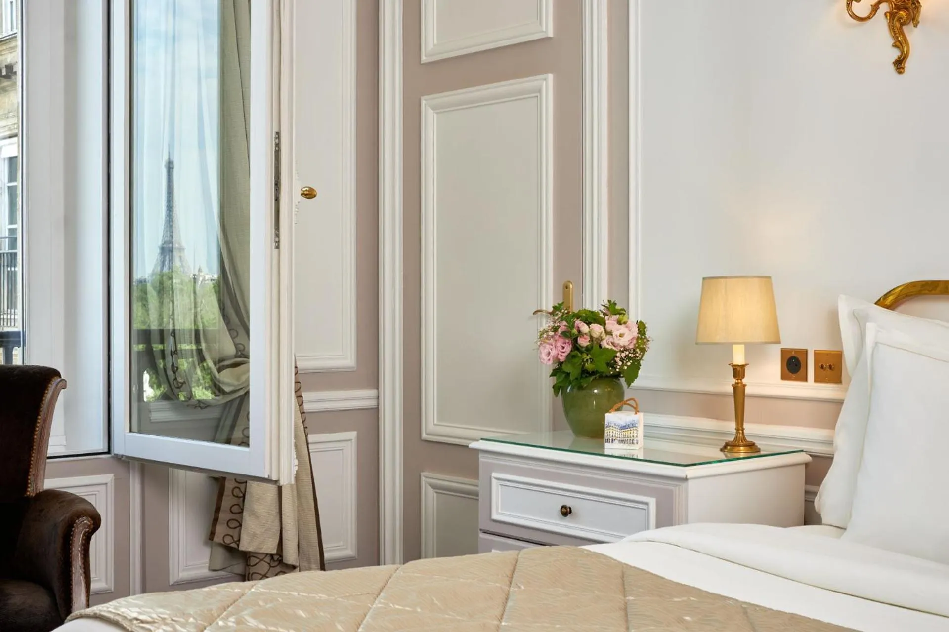 Paris Eiffel Tower Room in Hôtel Regina Louvre
