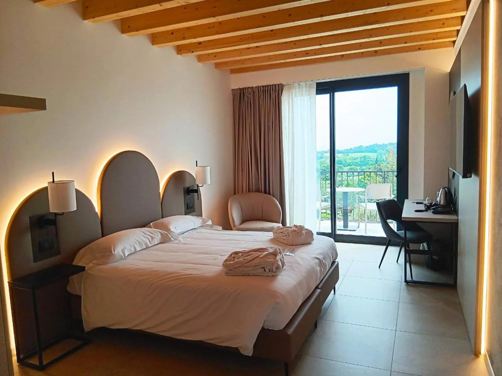 Deluxe Double Room with Lake View and Balcony in Villa Luisa Resort & Luxury Apartments