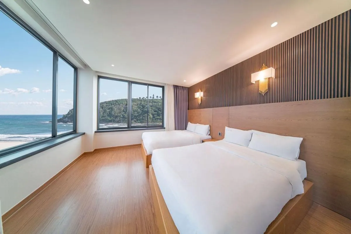 [Highball 2 glasses + Free snack + Breakfast for 2]Corner Suite with Sea View in Two Y Hotel