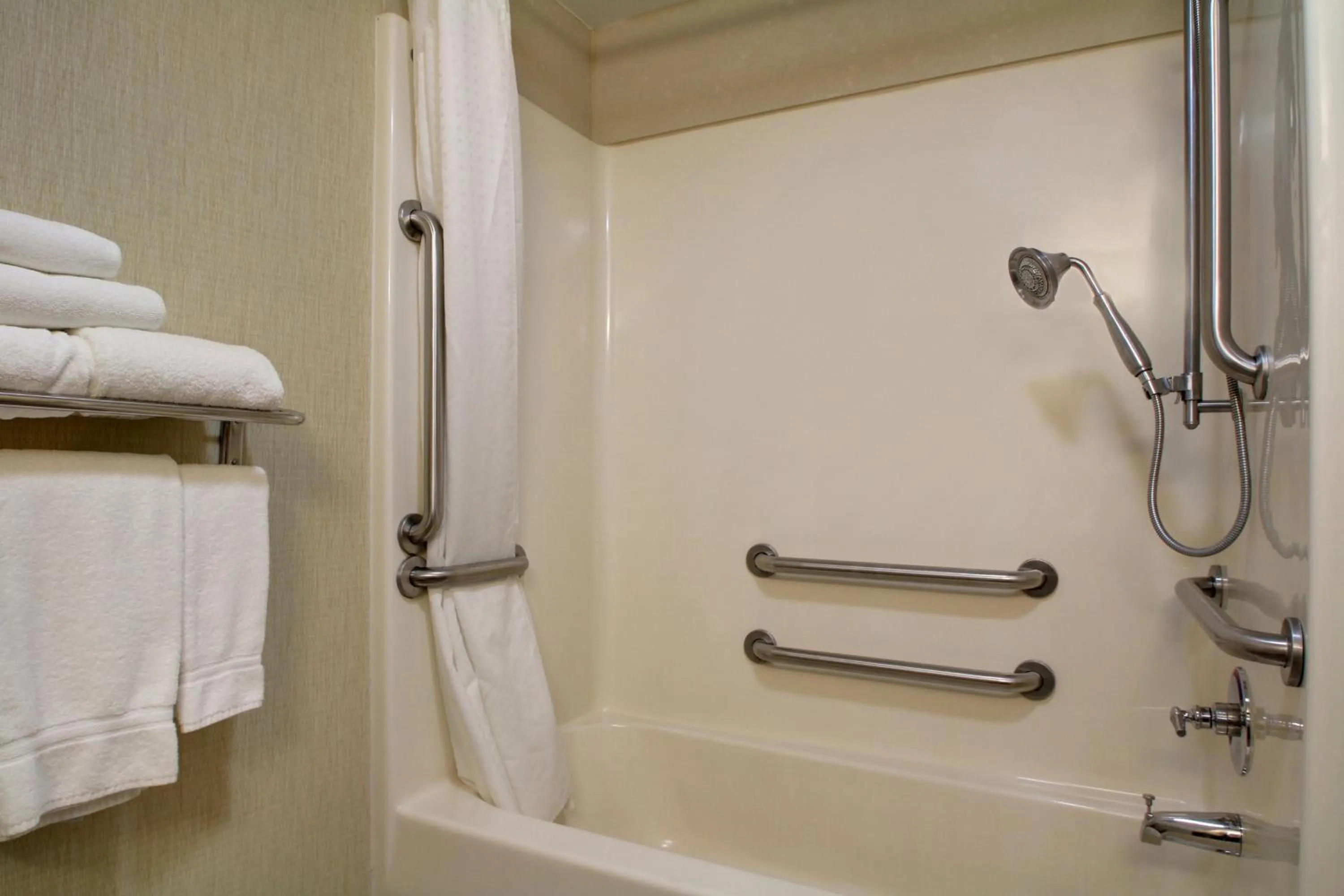 Queen Room with Two Queen Beds - Mobility Access Tub/Non-Smoking in Holiday Inn Express Hurricane Mills Waverly by IHG