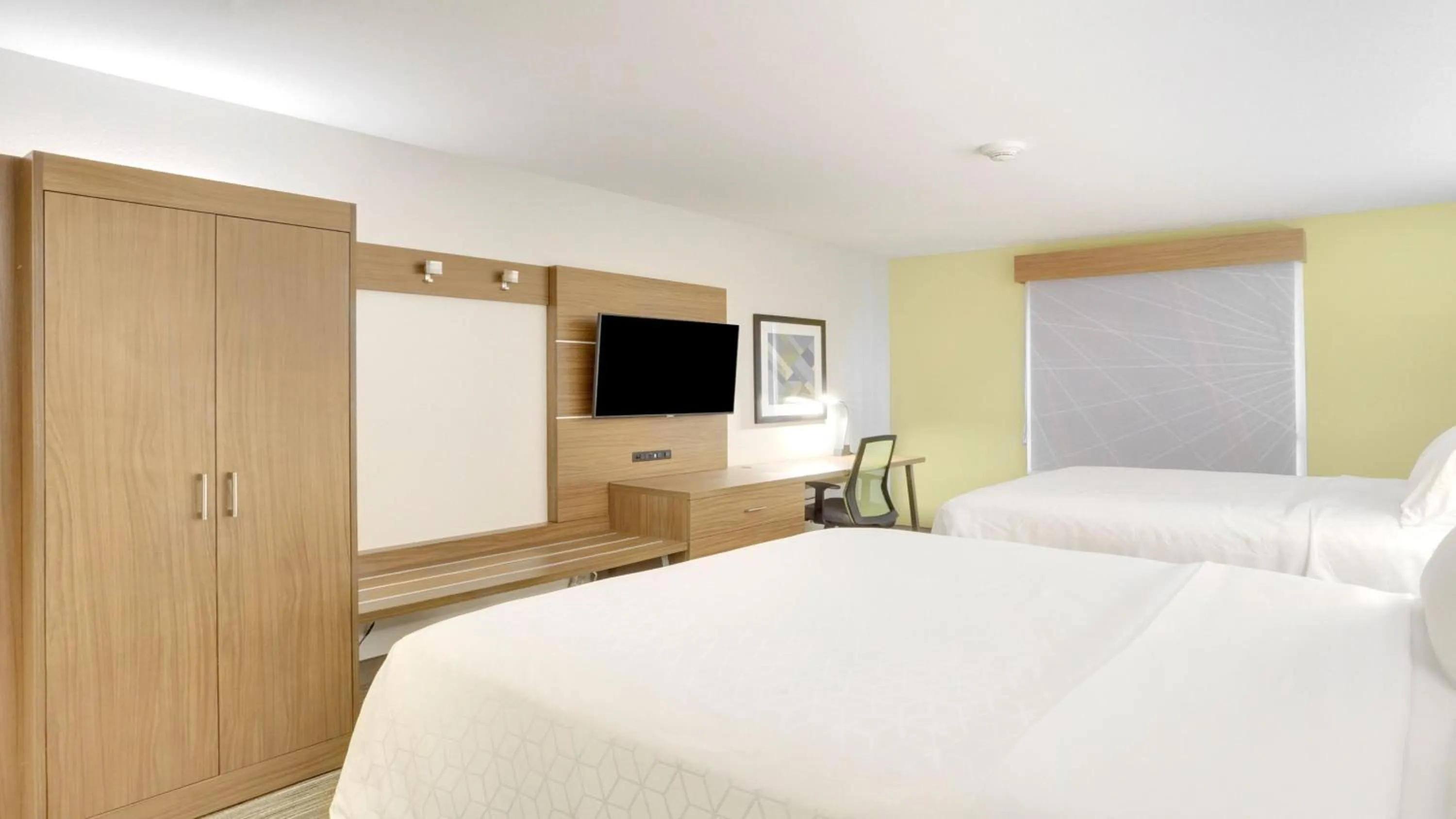 Standard Room with Two Queen Beds in Holiday Inn Express Hotel & Suites Portland by IHG