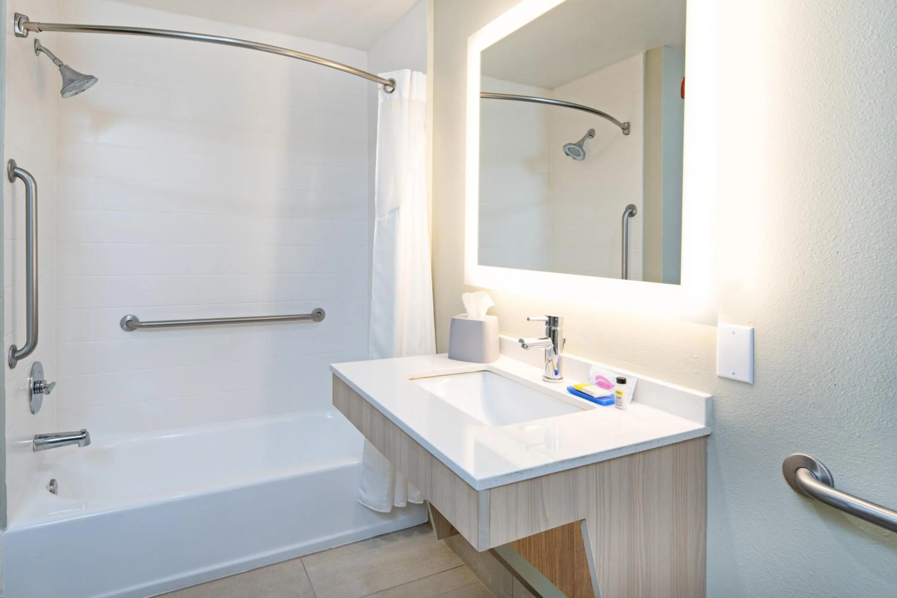 Standard Room with Two Queen Beds in Holiday Inn Express & Suites Watsonville by IHG