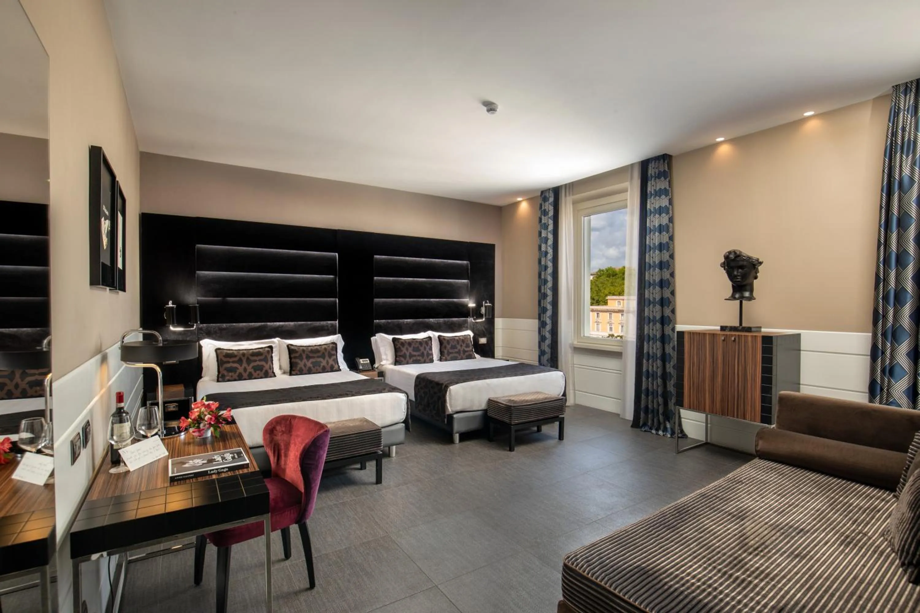 Quadruple Open Suite in The Glam