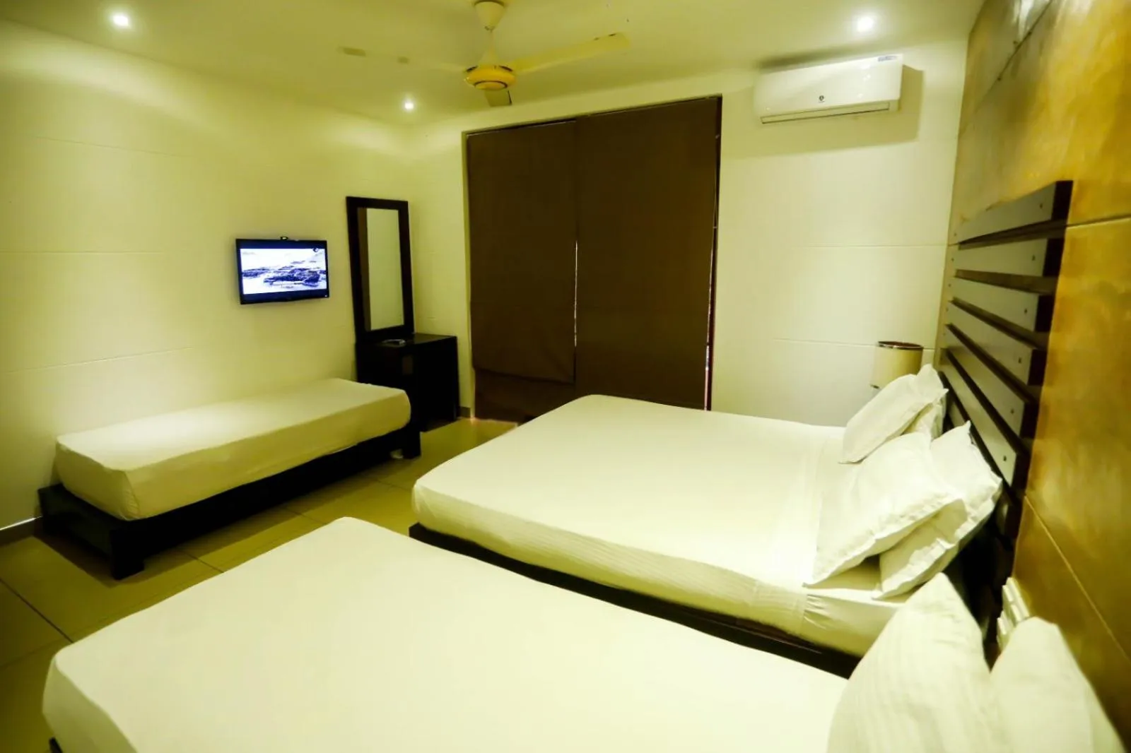 Deluxe Triple Room in Summerside Residence