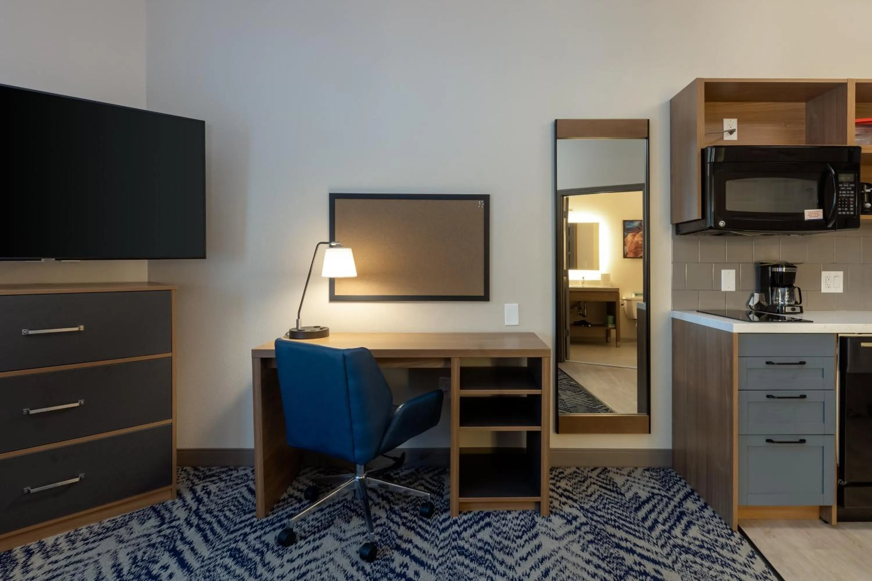 Queen Studio Suite in Candlewood Suites Enterprise by IHG
