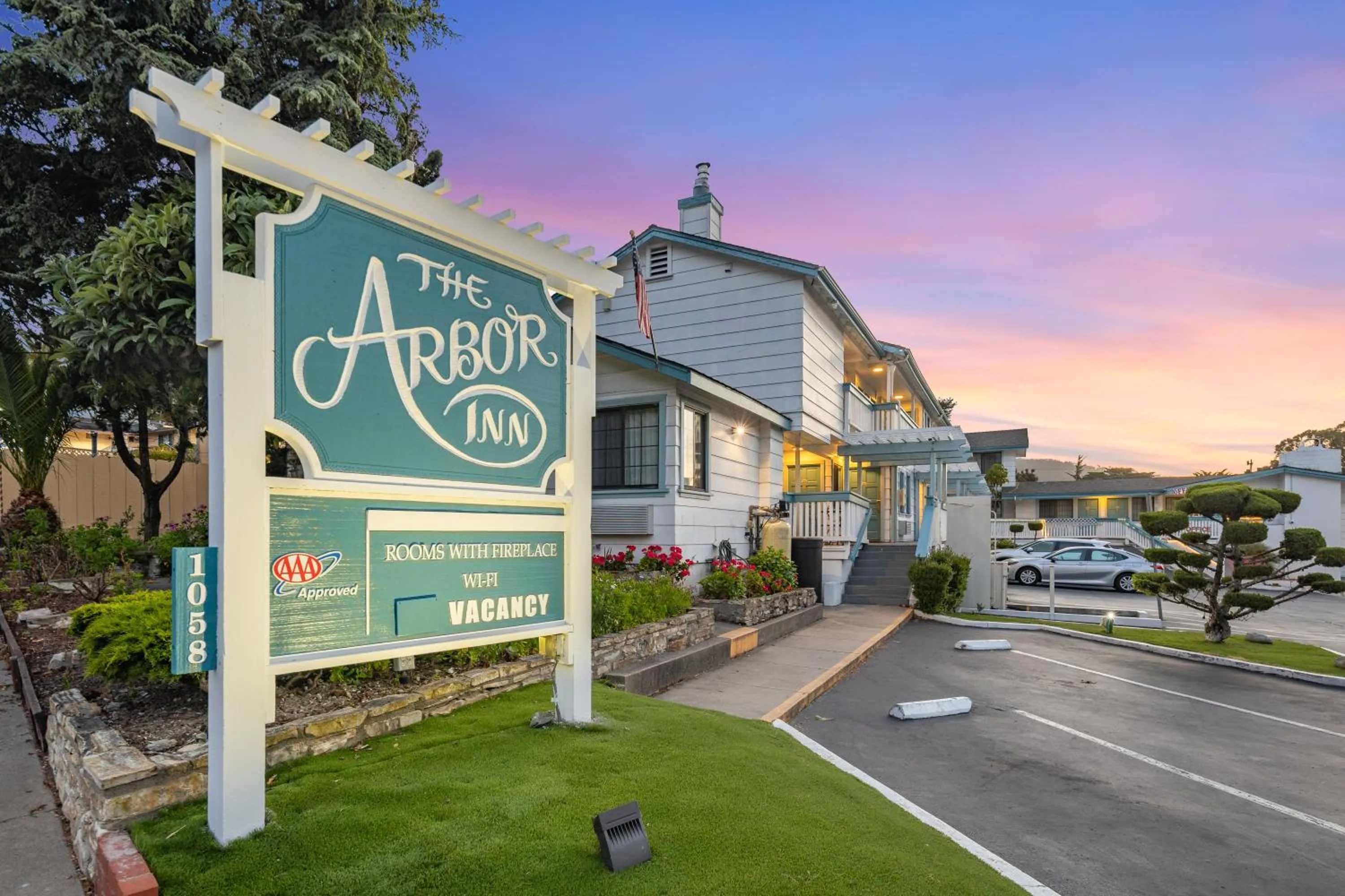 Queen Room with Two Queen Beds in Arbor Inn Monterey