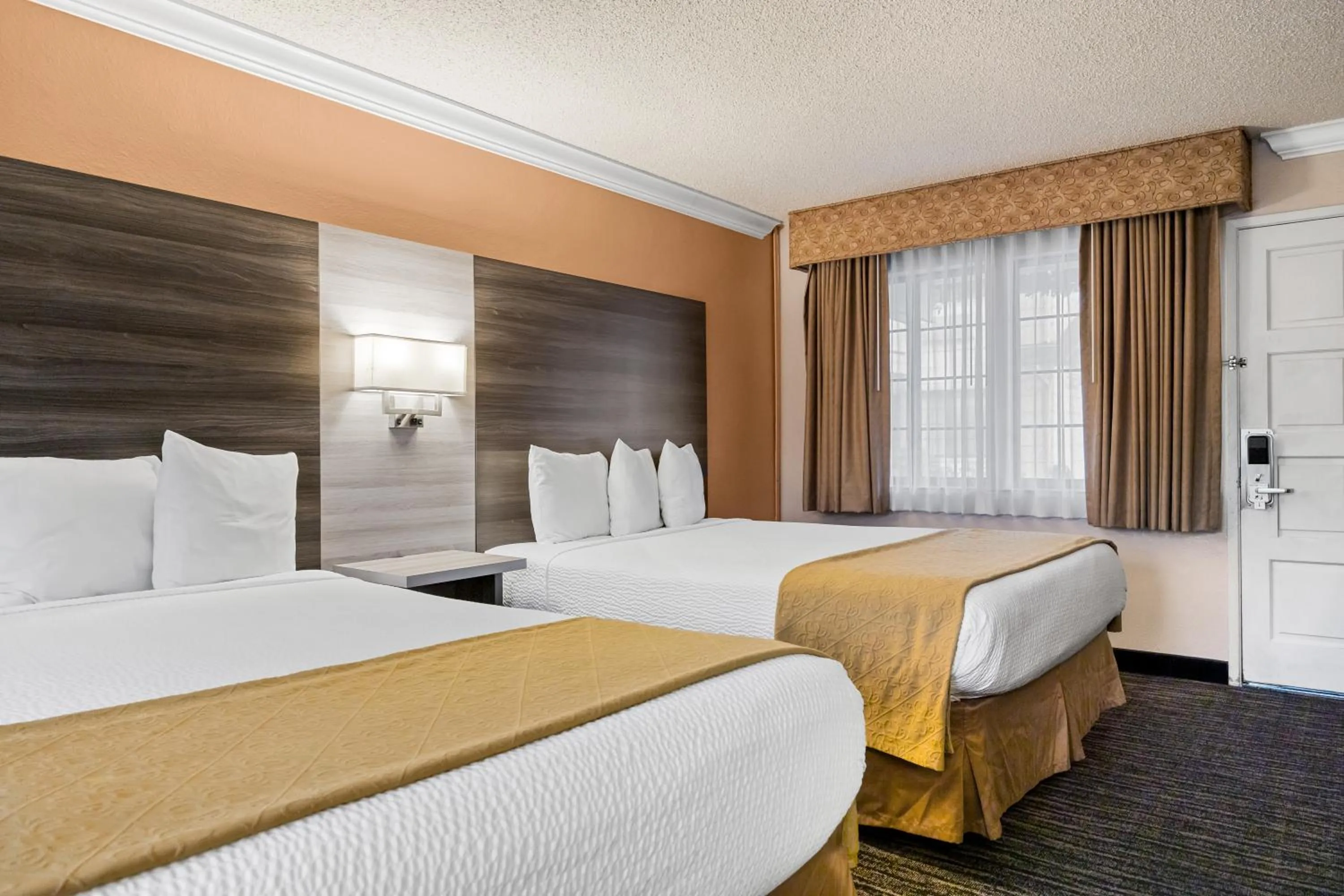 Double Queen Room with Firplace in Arbor Inn Monterey