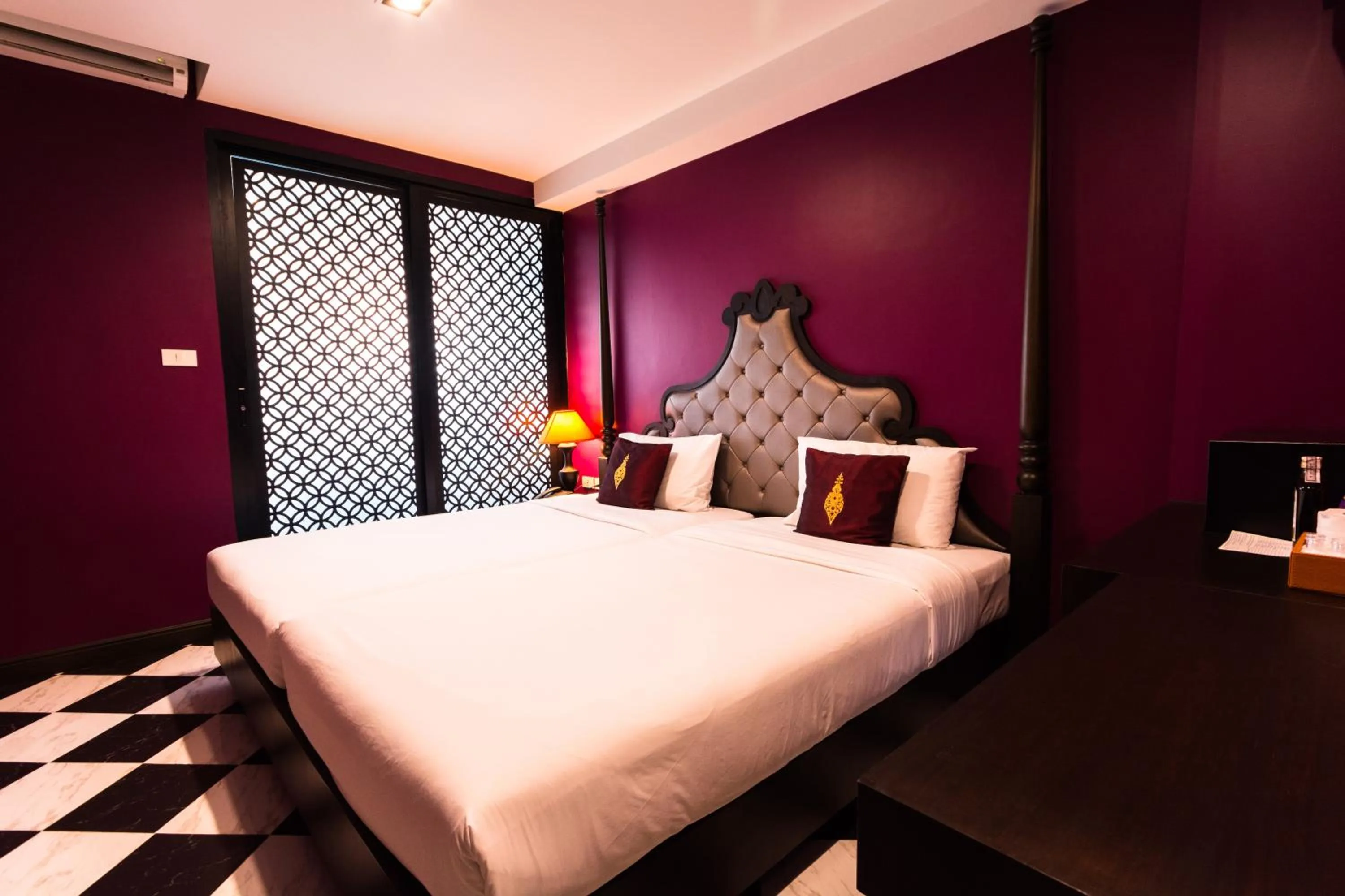 Violet Twin Room in Violet Tower at Khaosan Palace