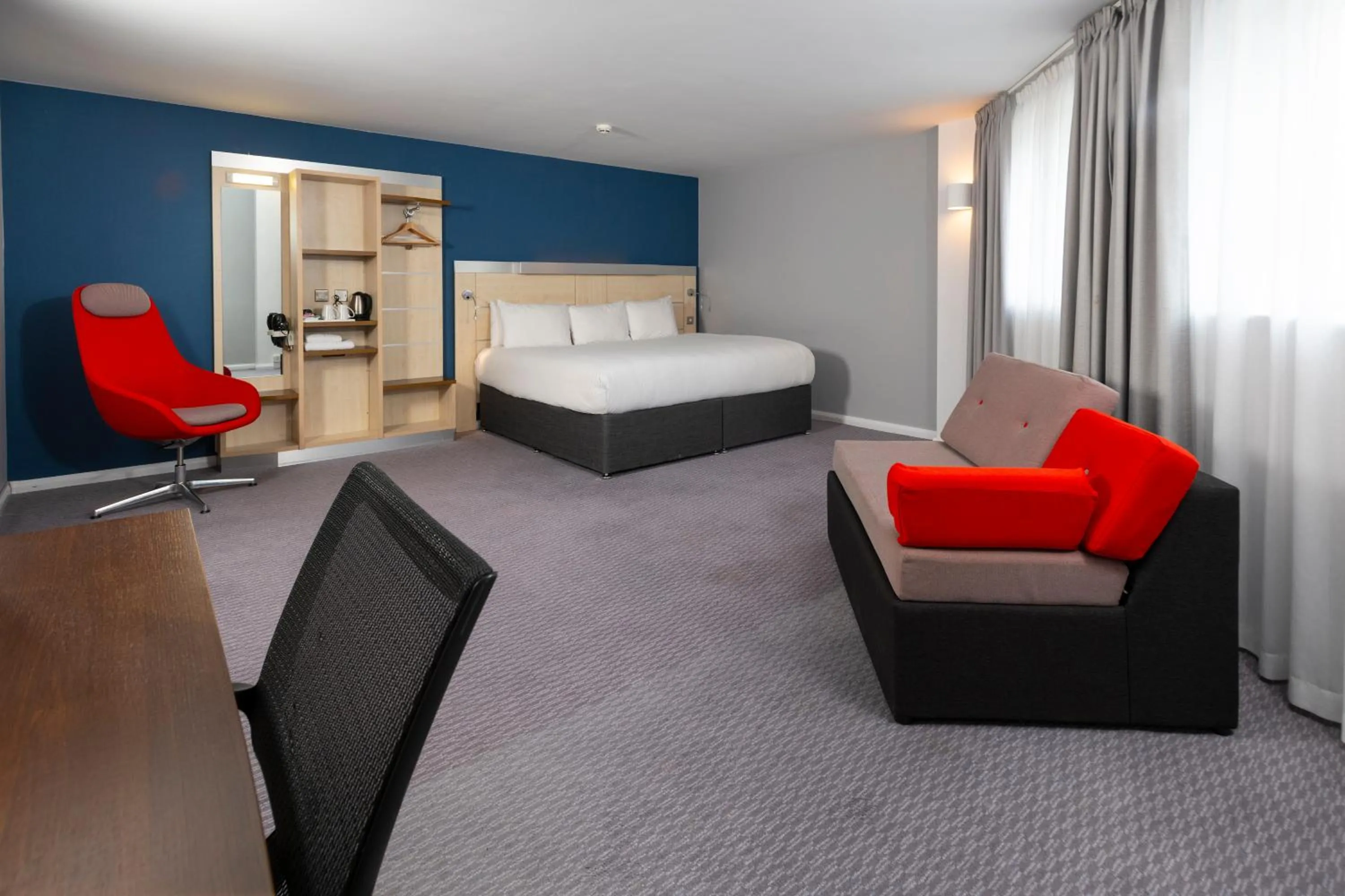 Standard Corner King Room with Free Hot Breakfast in Holiday Inn Express Swindon City Centre by IHG