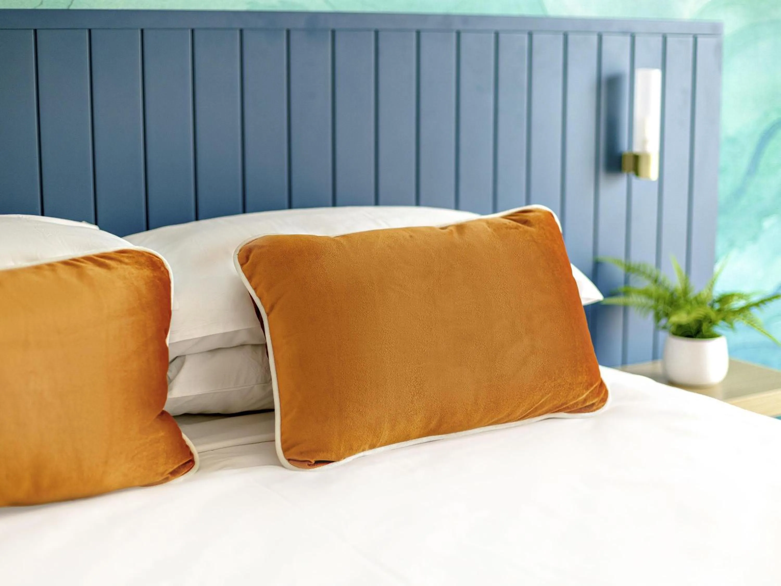 Standard Twin Room with 1 Queen and 1 Single Bed in Mercure Cairns