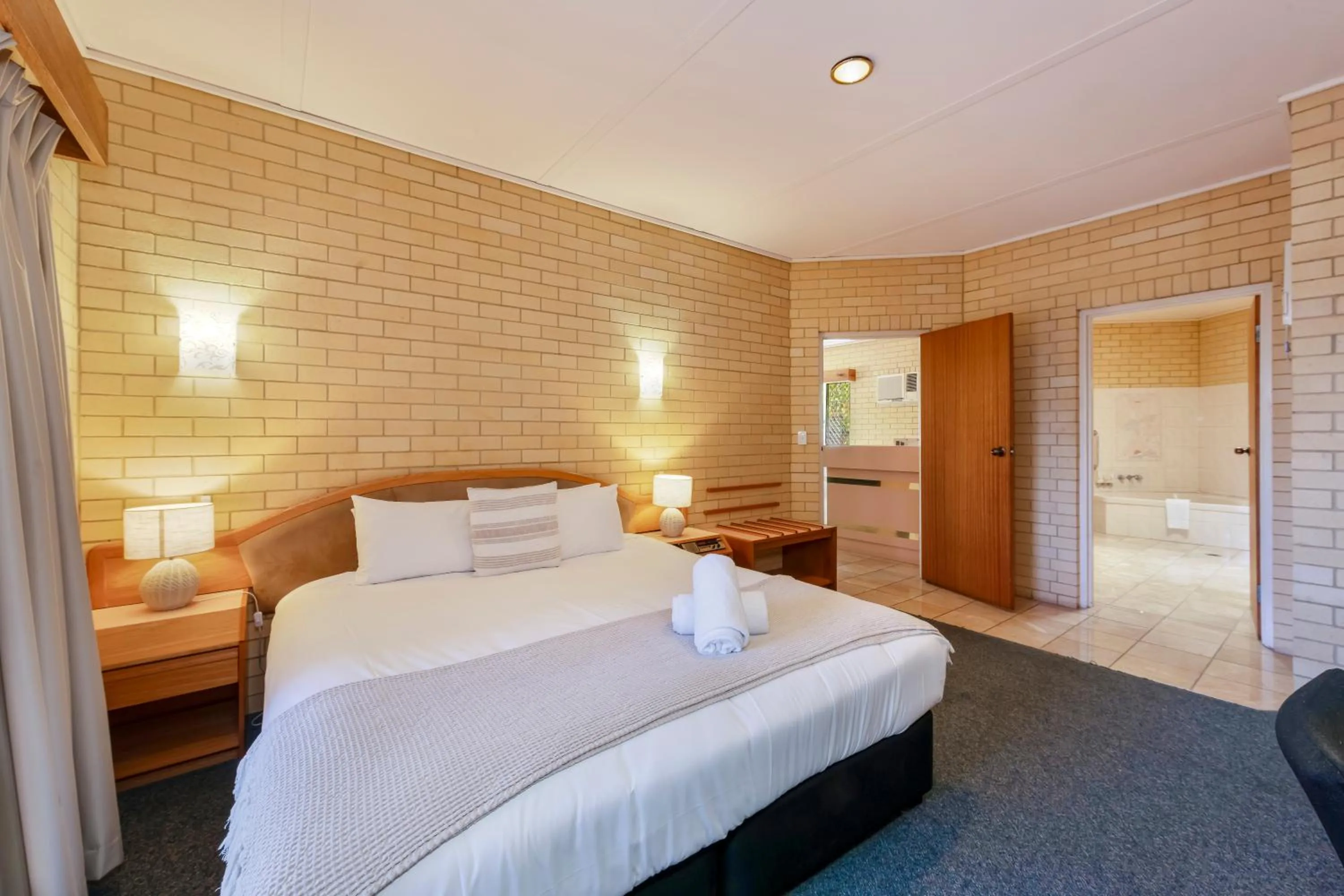 Deluxe Suite with Spa Bath in Bundaberg International
