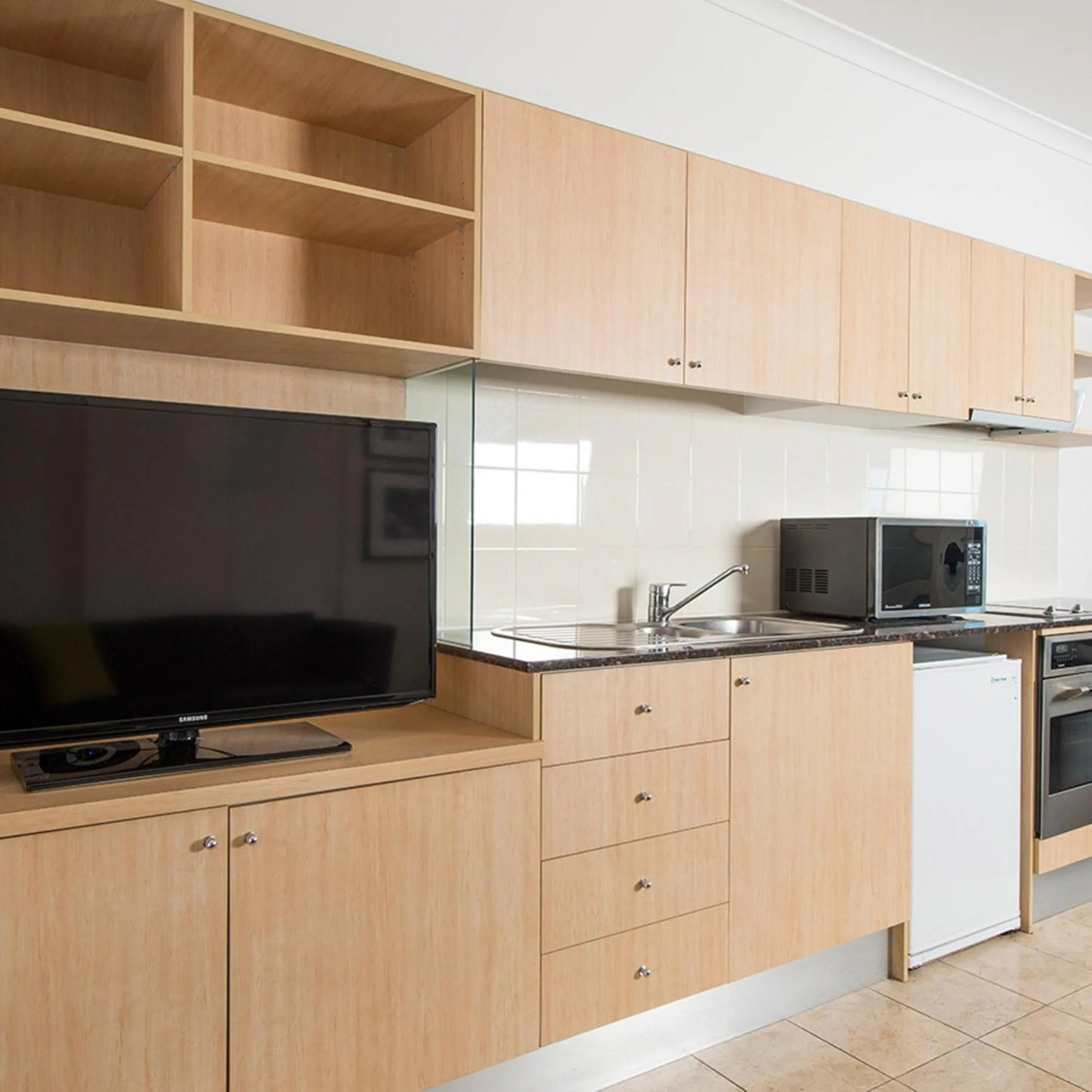 Executive Studio Apartment - Weekly Housekeeping in Mantra on Kent