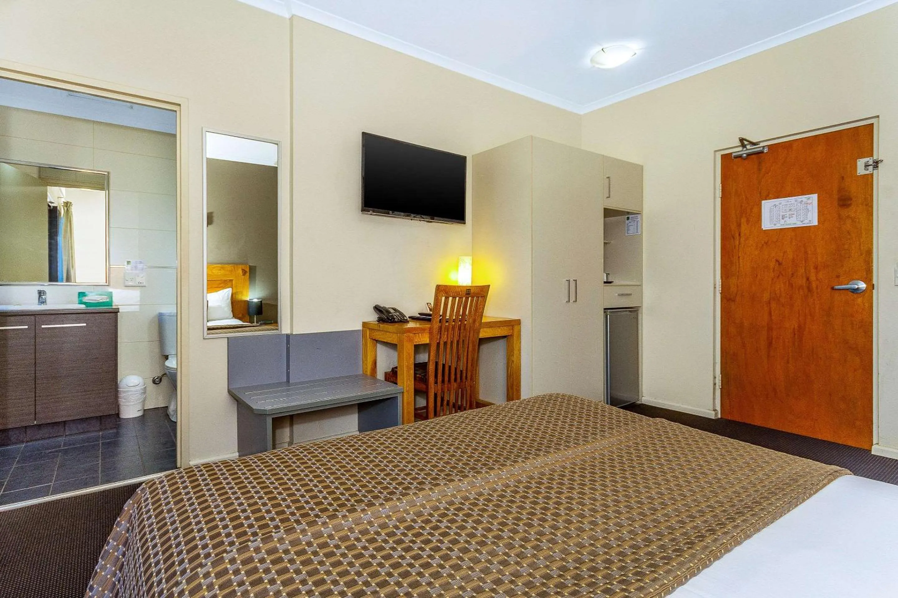 Business Queen Room in Quality Hotel Darwin Airport