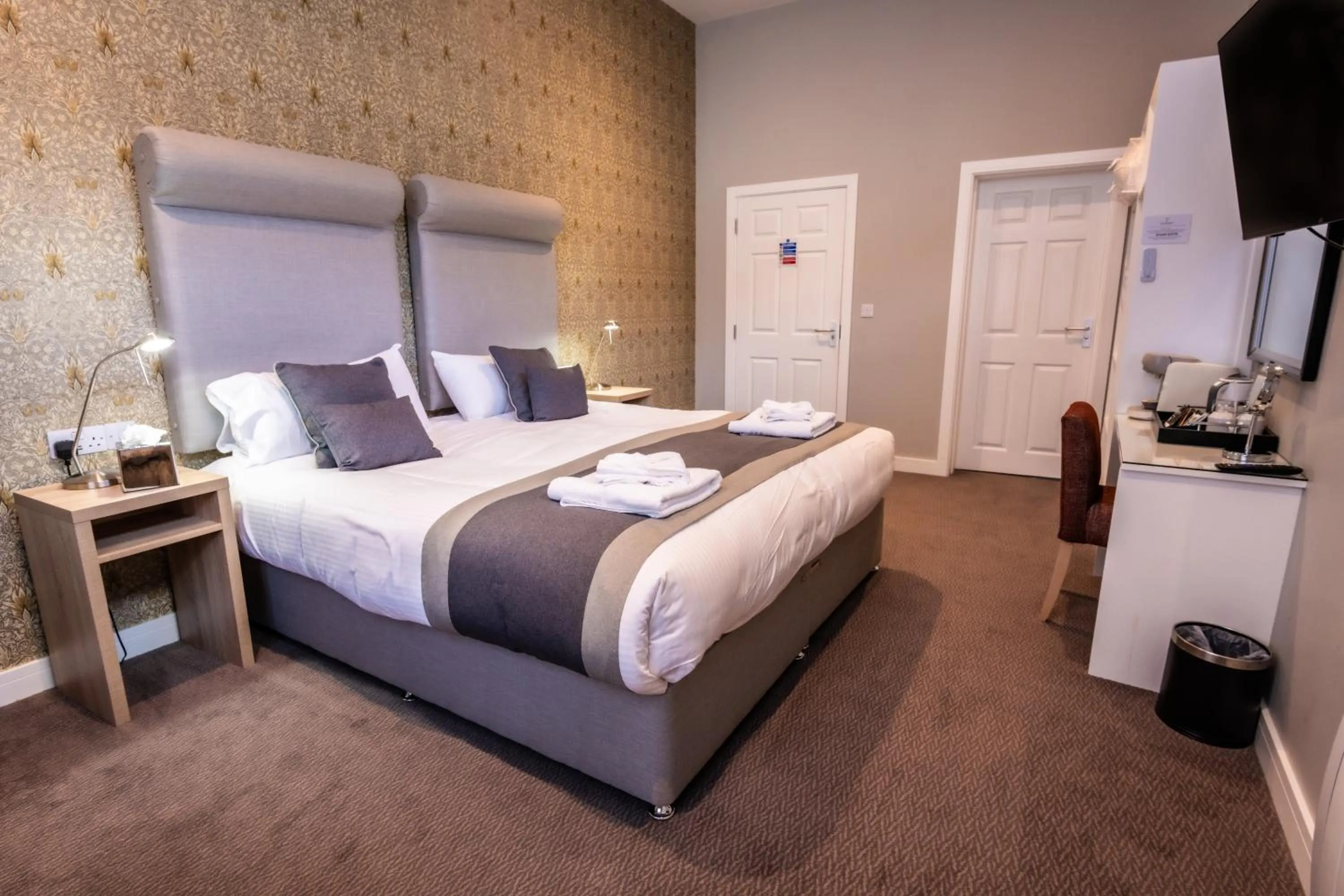 Premier groundfloor super king large walk in shower in The Lamplighter Dining ~ Rooms