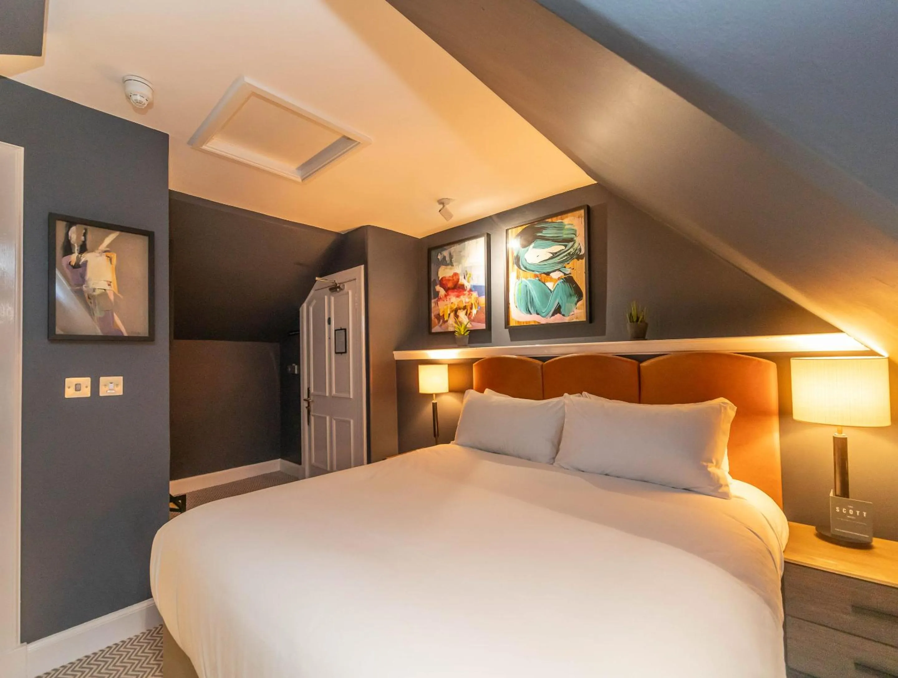 Cozy Double Room in The Scott