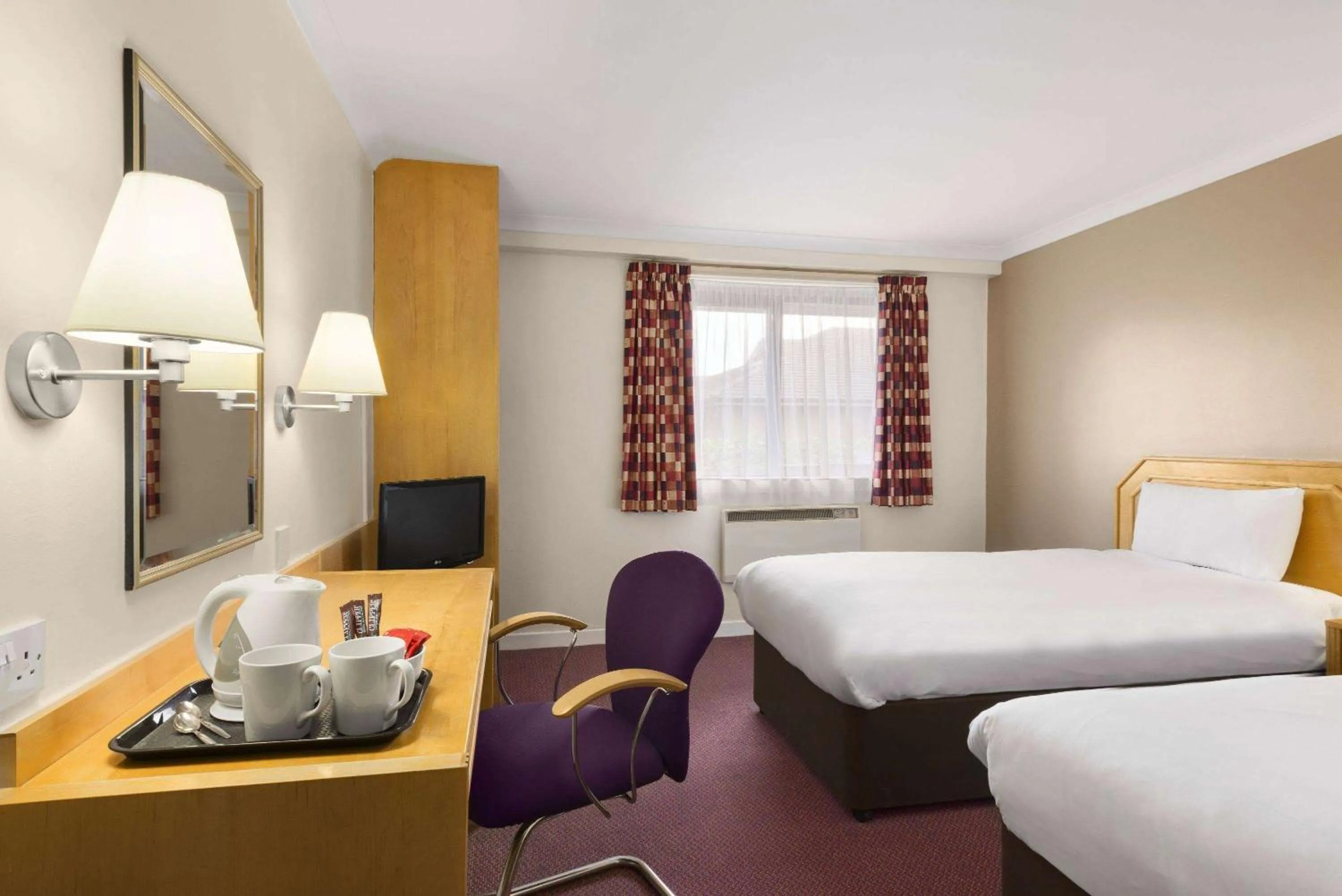 Twin Room - Mobility Access in Days Inn Hamilton