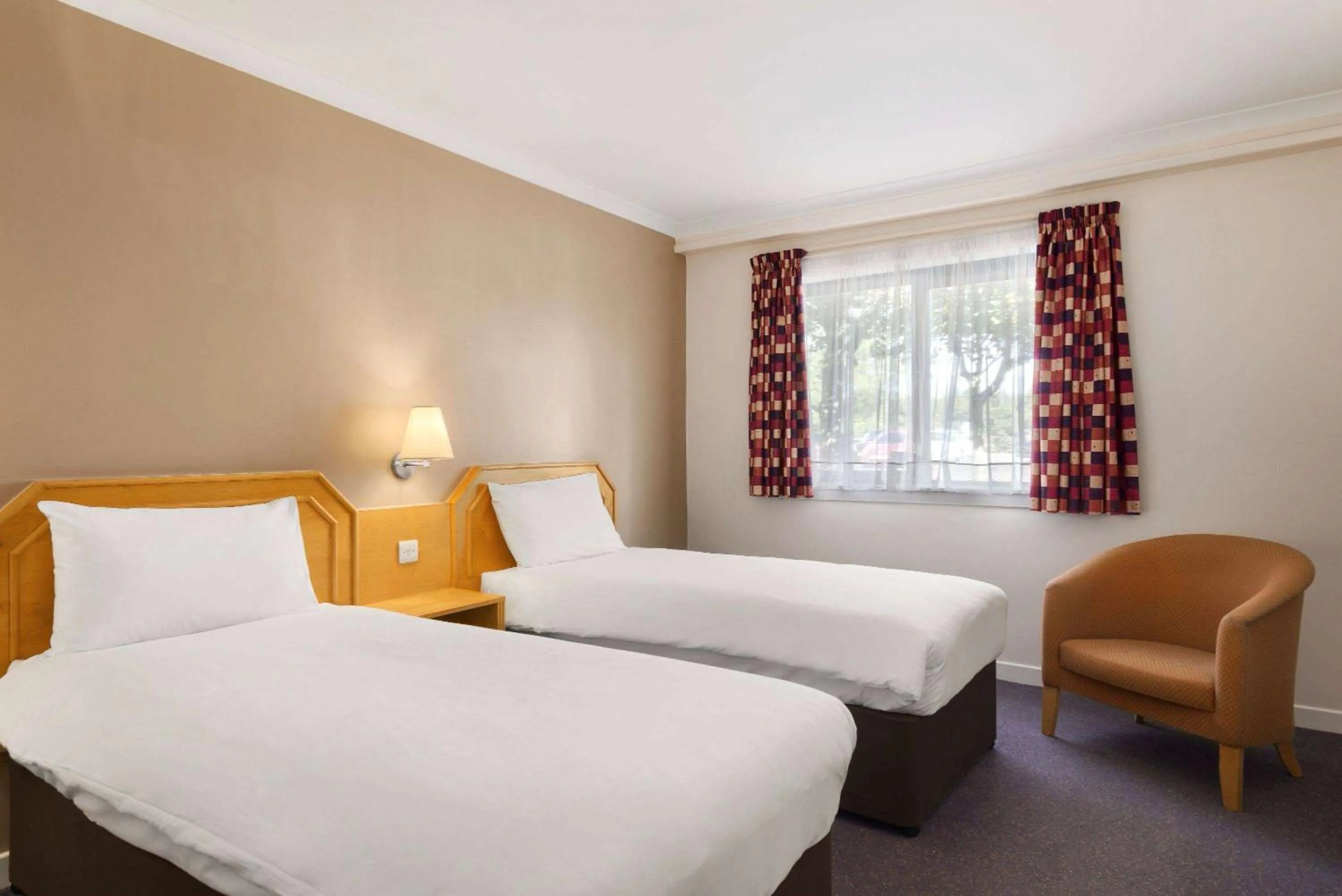 Twin Room in Days Inn Hamilton