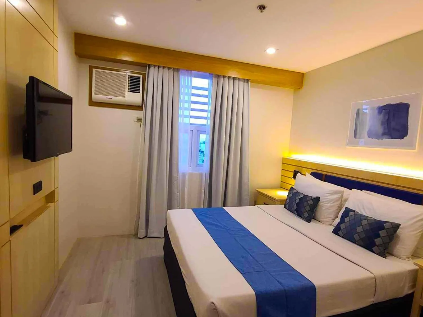 Deluxe King Room in Cebu Uncle Toms Cabin Hotel powered by Cocotel