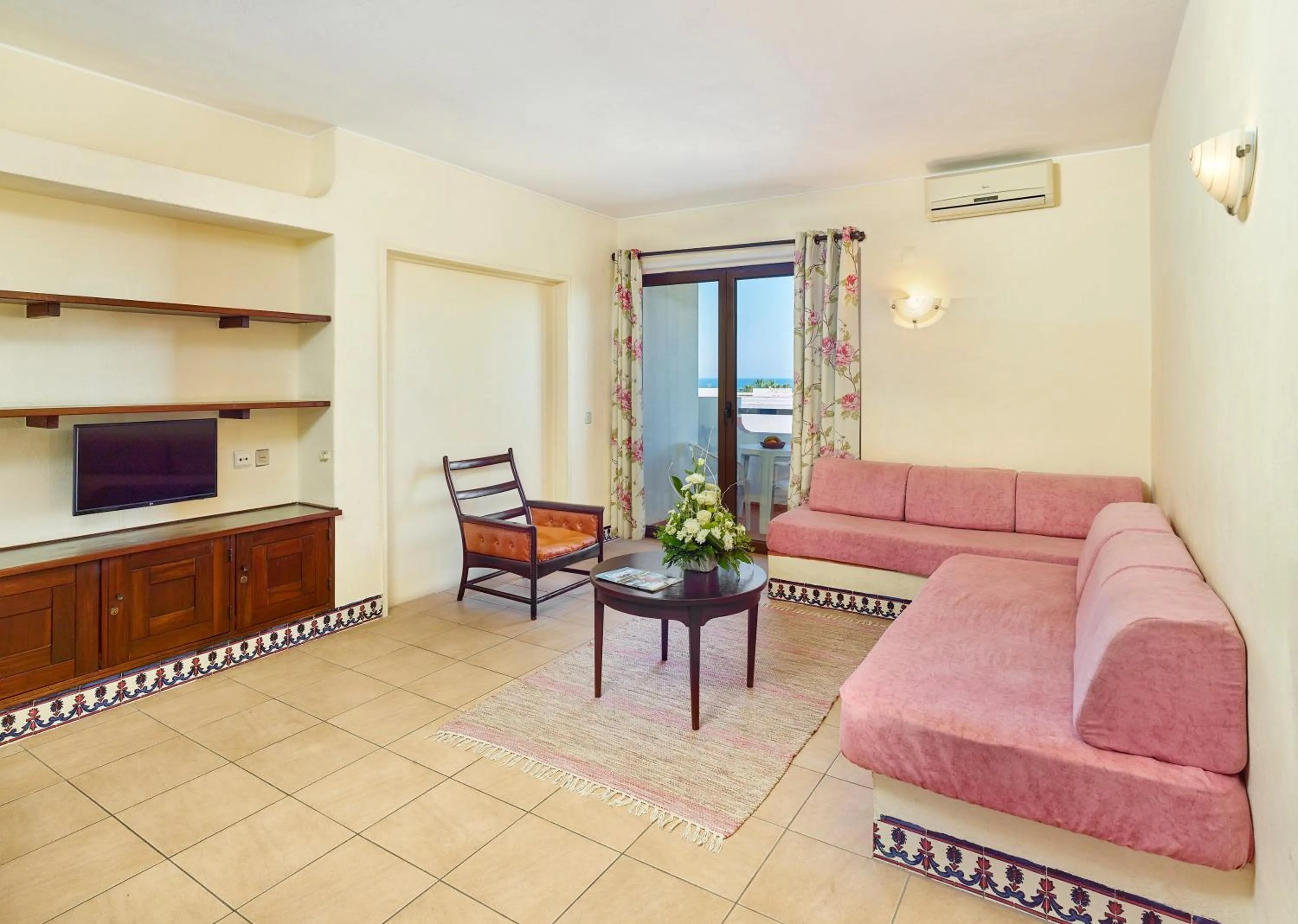 Two-Bedroom Apartment (6 Adults) in Cheerfulway Ouravista Apartamentos