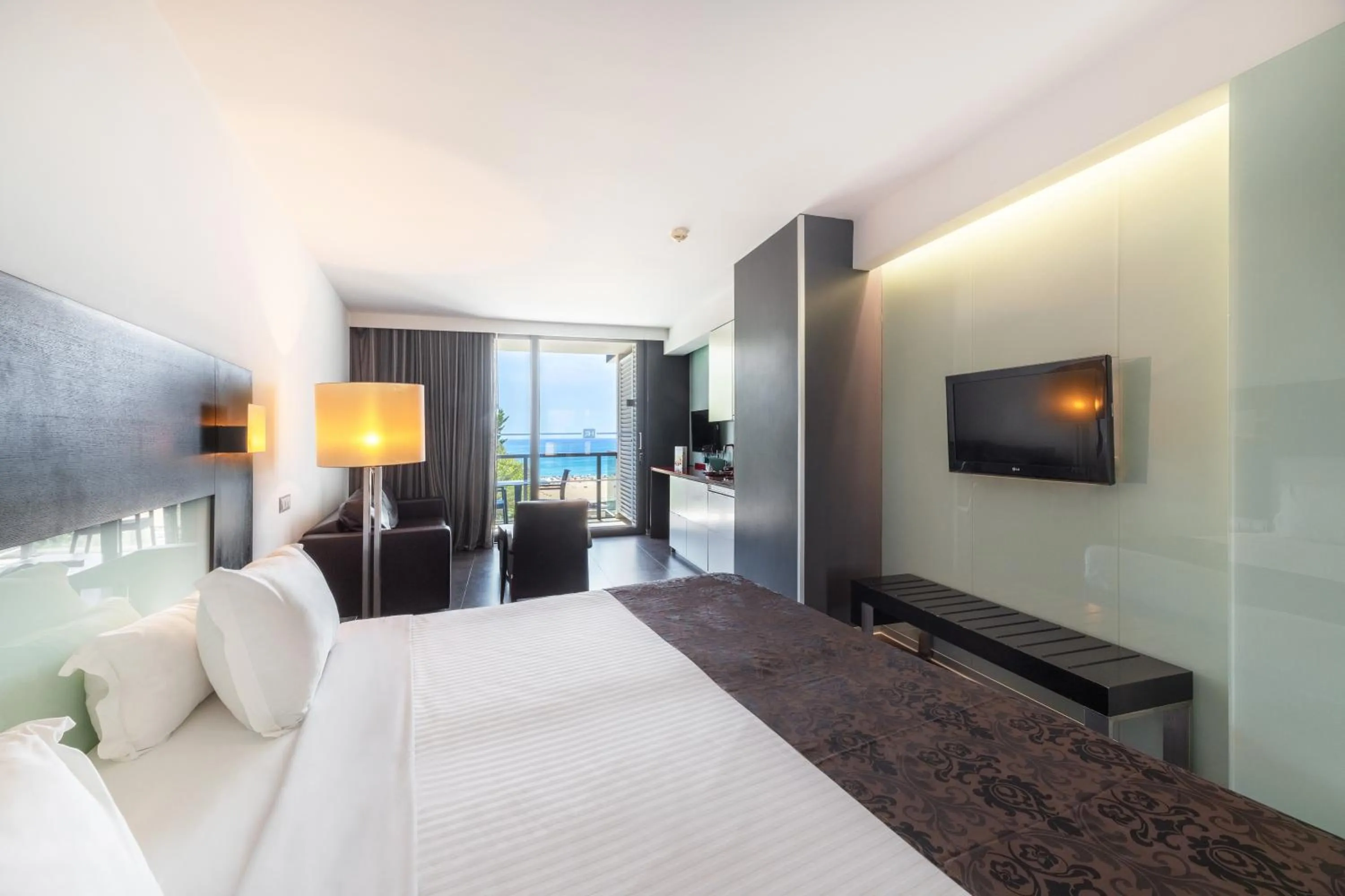 Deluxe Suite with Frontal Sea View in RR Hotel da Rocha