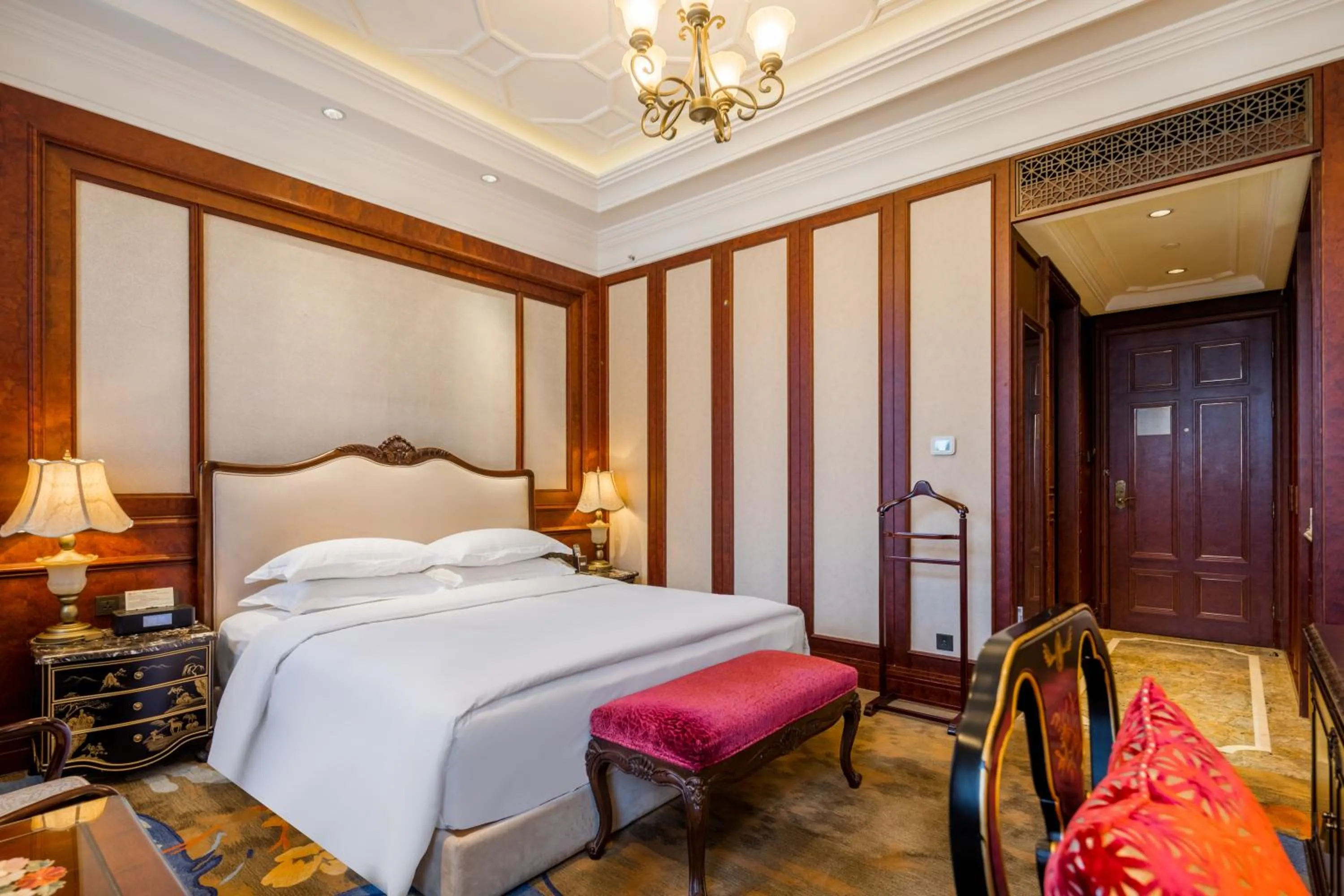 Deluxe Queen Room with City View in Shanghai Donghu Hotel - Shanghai Style Garden House