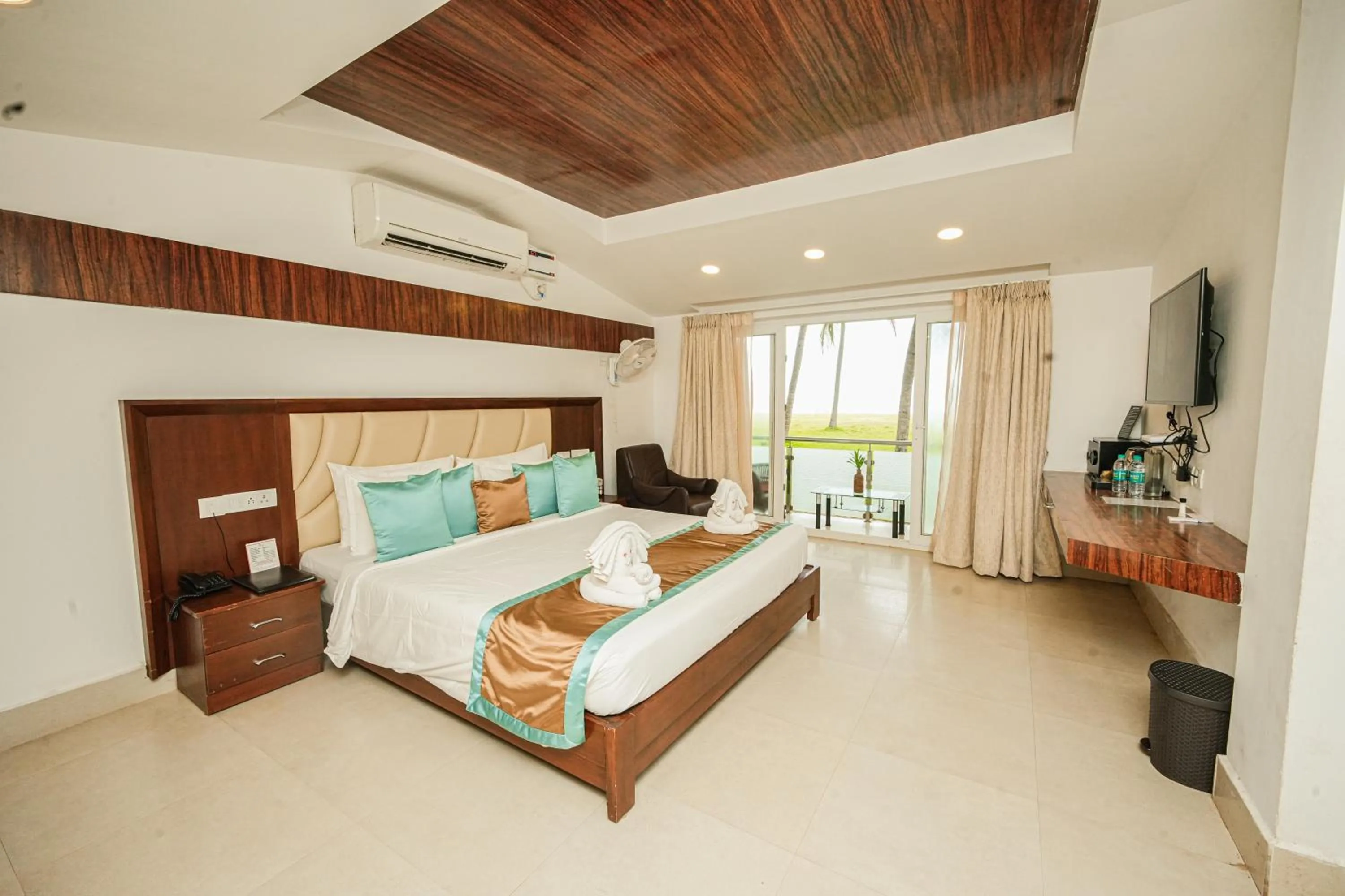 Deluxe Suite with Sea View in Shelter Beach Resort