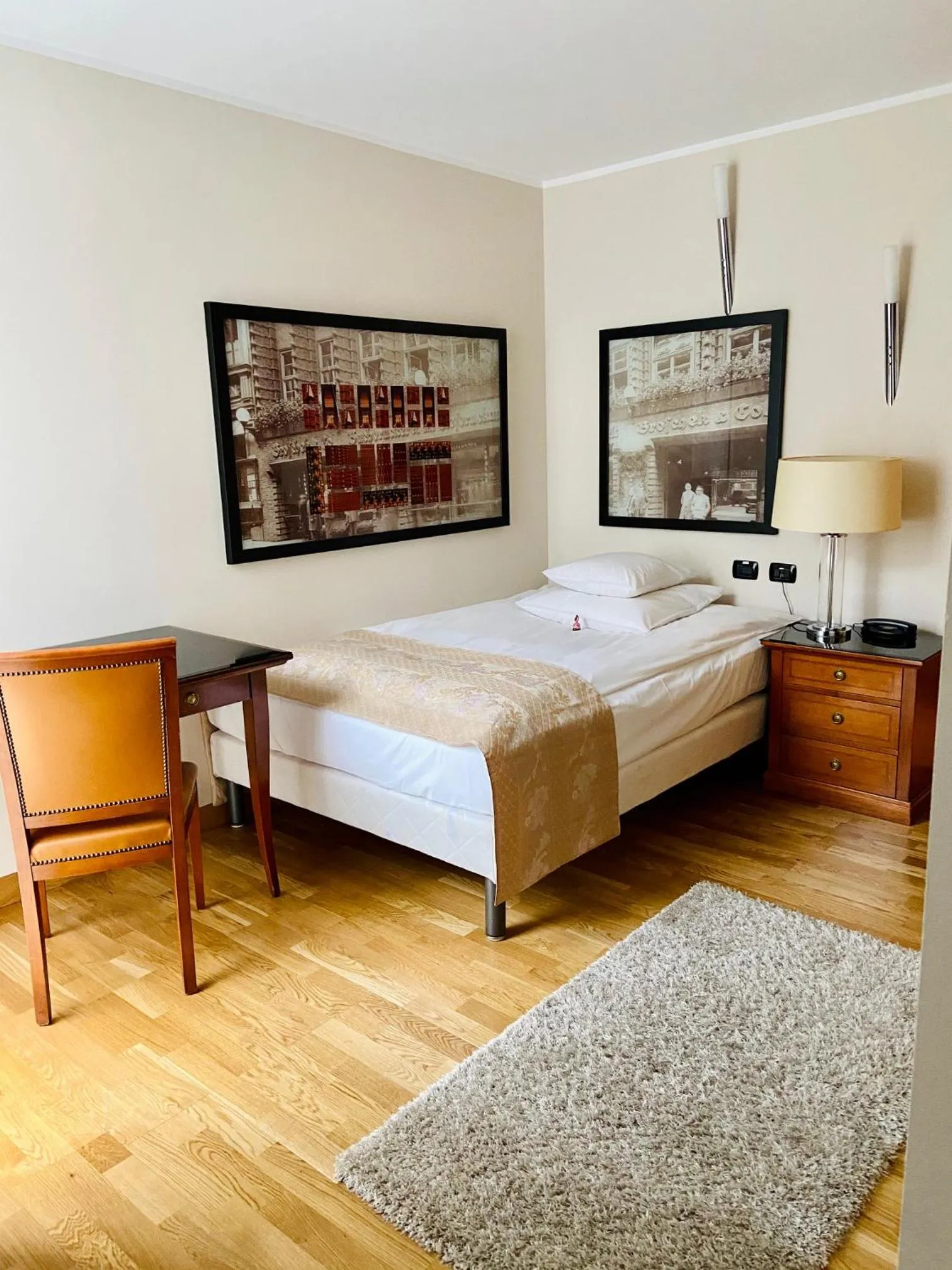 Budget Single Room in Hotel Paradis