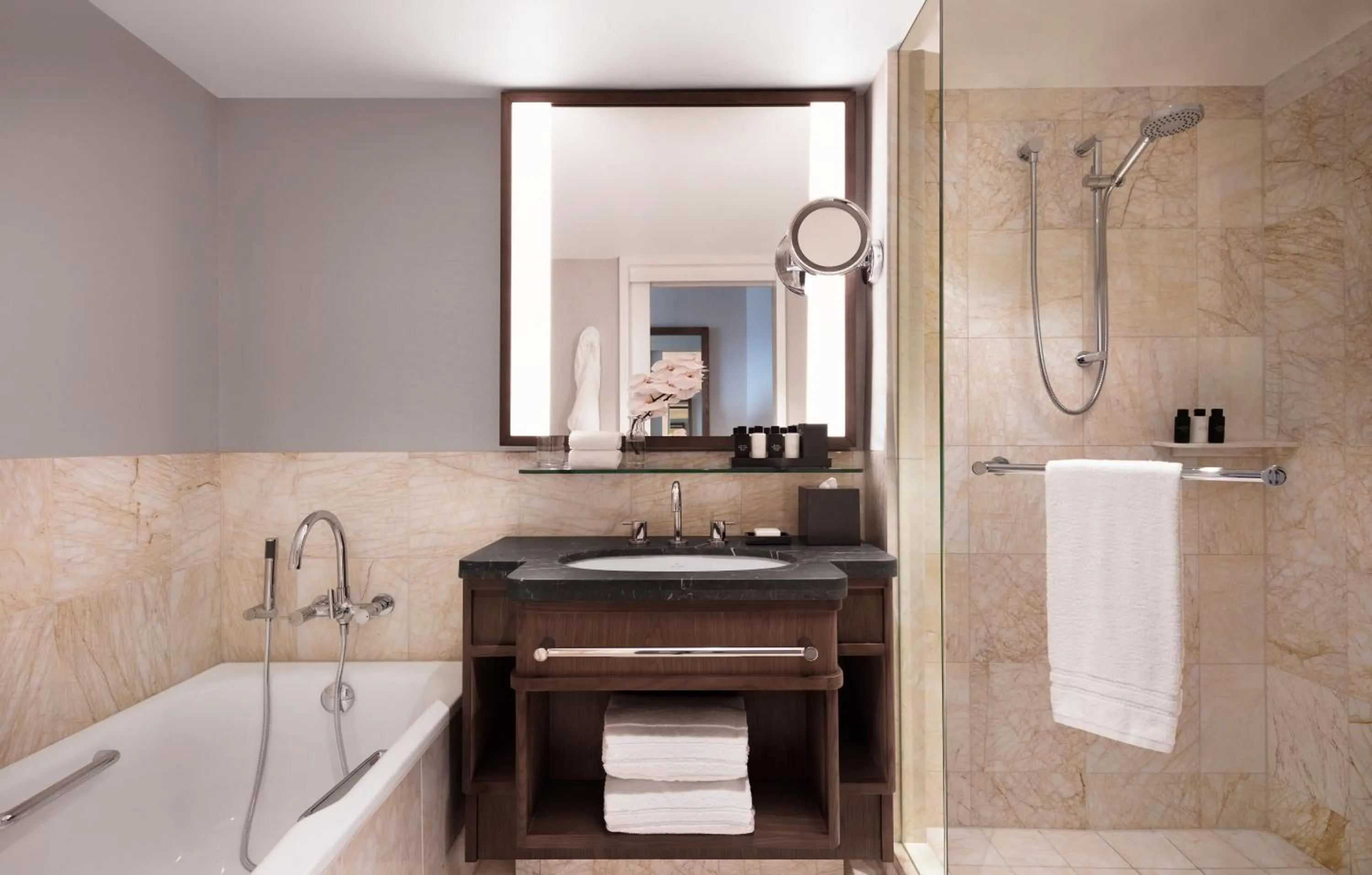 Deluxe Full Harbor View Room in Four Seasons Hotel Sydney