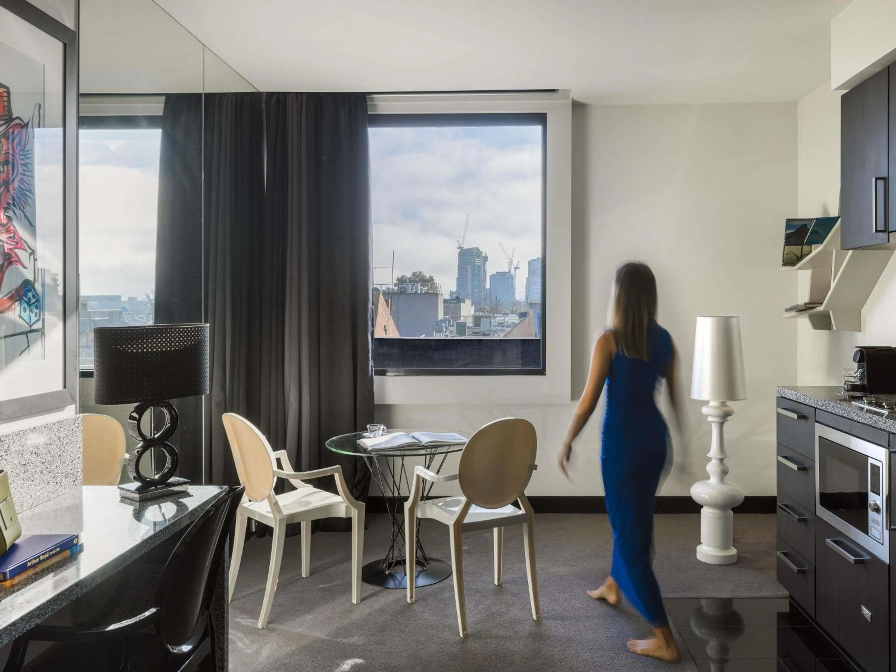 Deluxe Studio Suite in The Cullen Melbourne - Art Series