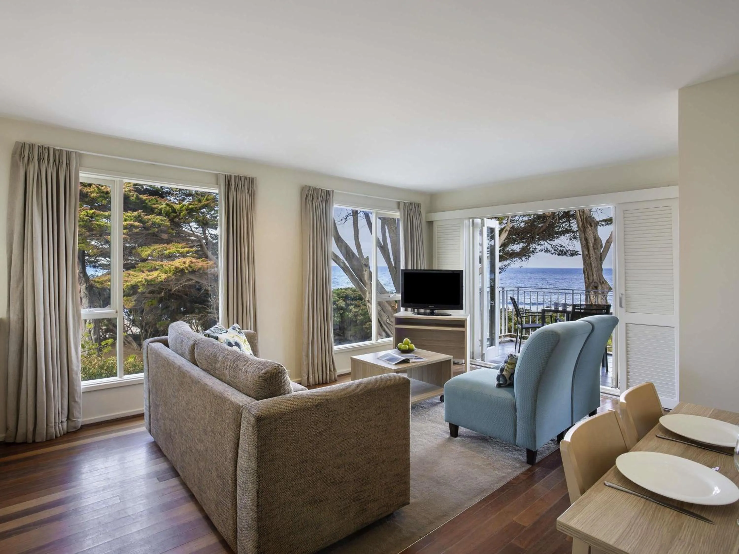 Two-Bedroom Dual Key with Ocean View in Mantra Lorne