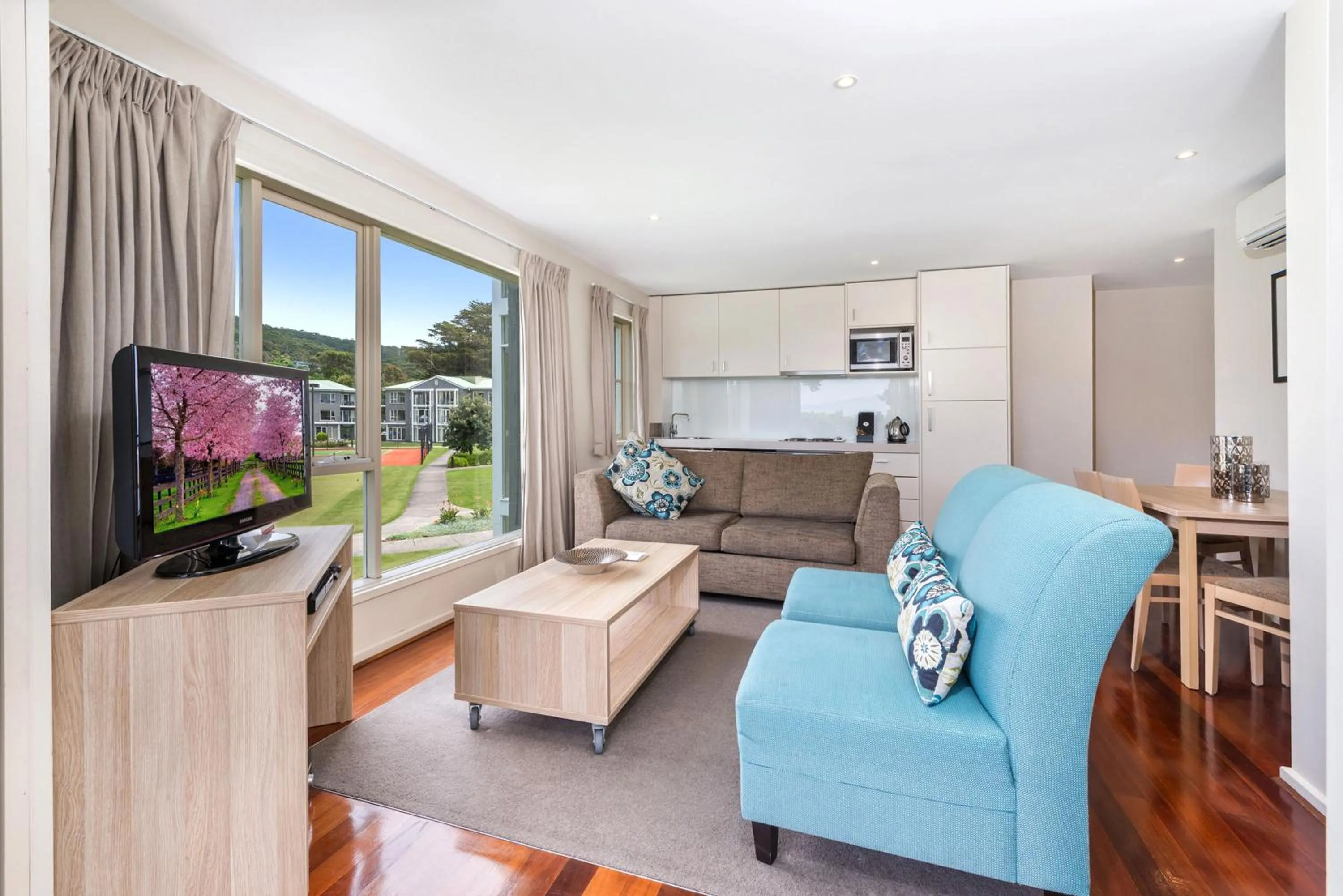 Two-Bedroom Apartment - Dual Key - Weekly Housekeeping in Mantra Lorne