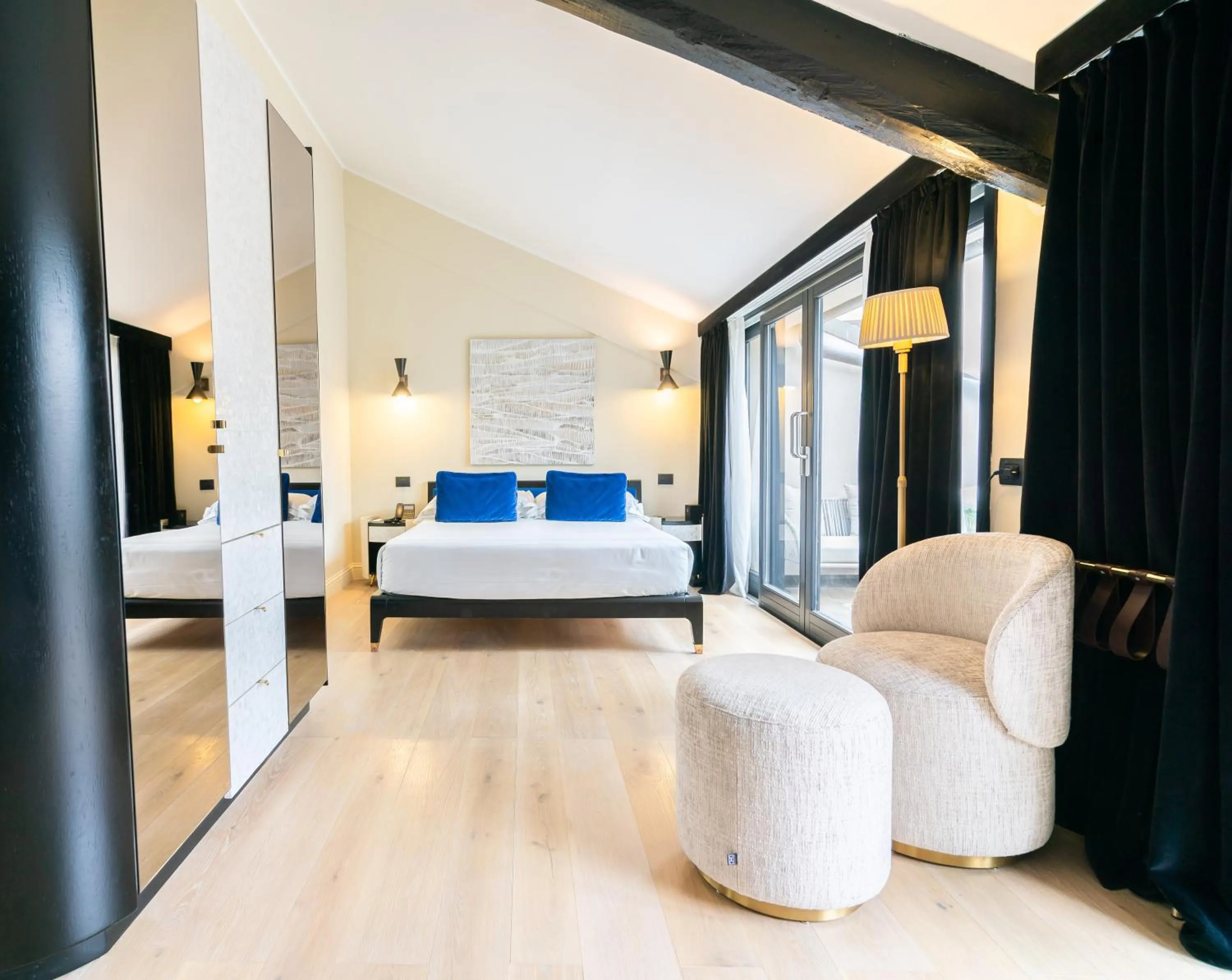 Junior Suite with City View in Roma Luxus Hotel