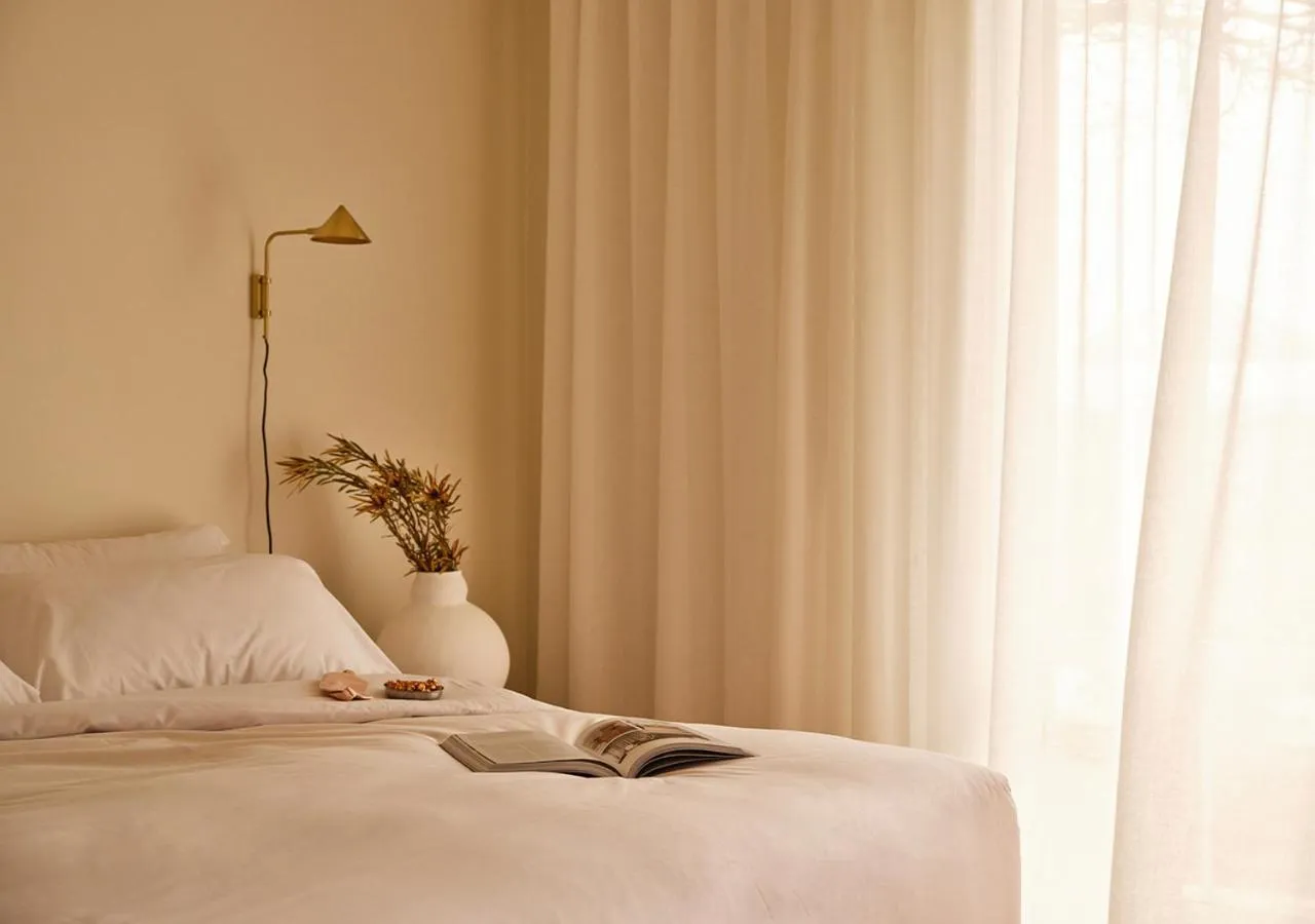 Balcony Sunset Suite - Includes Breakfast, Parking and WiFi in Lancemore Milawa