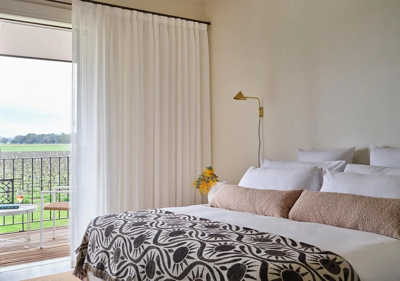 Superior Balcony Sunrise - Includes Breakfast, Parking and WiFi in Lancemore Milawa