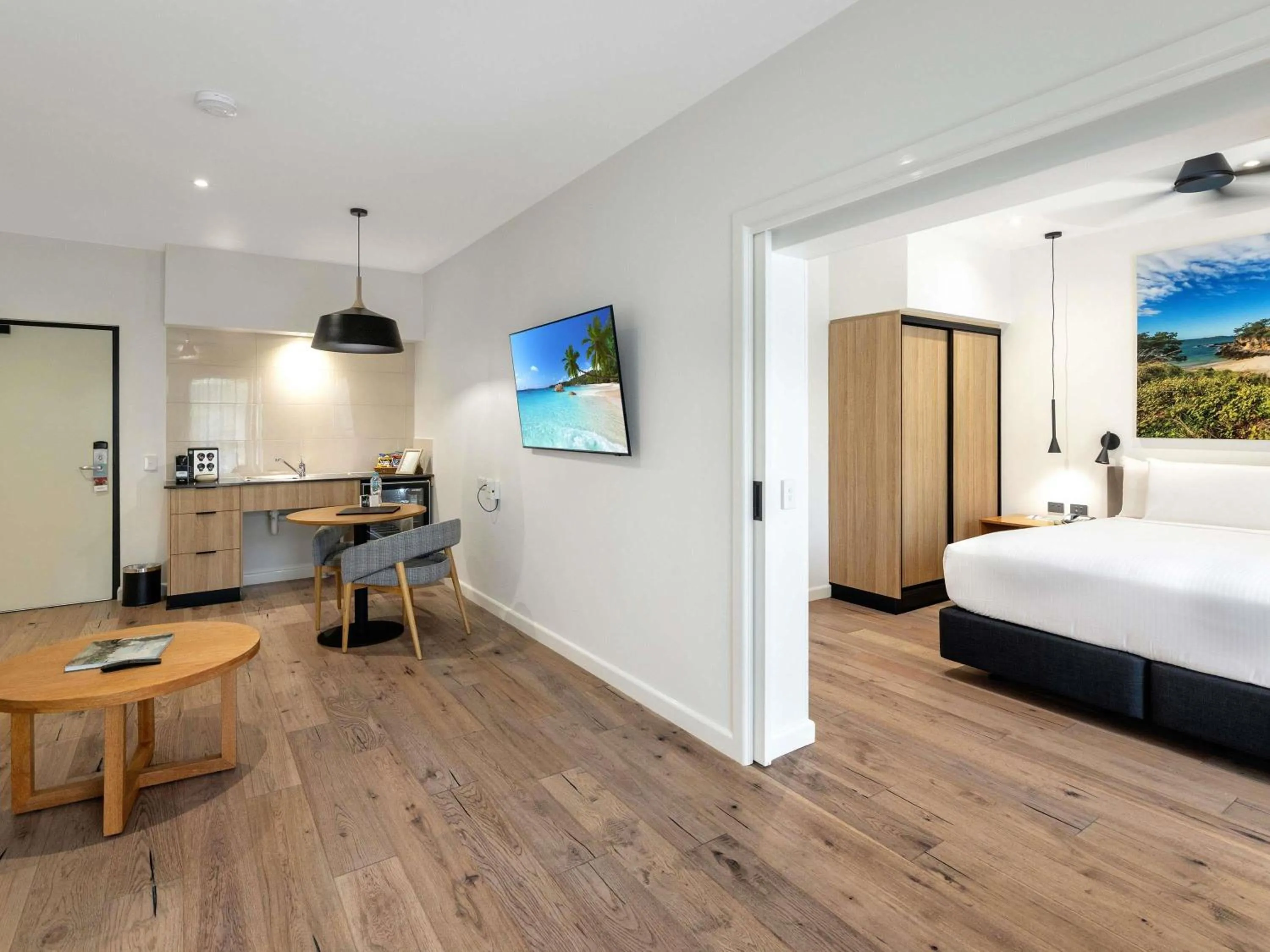 Deluxe King Suite in Mercure Darwin Airport Resort