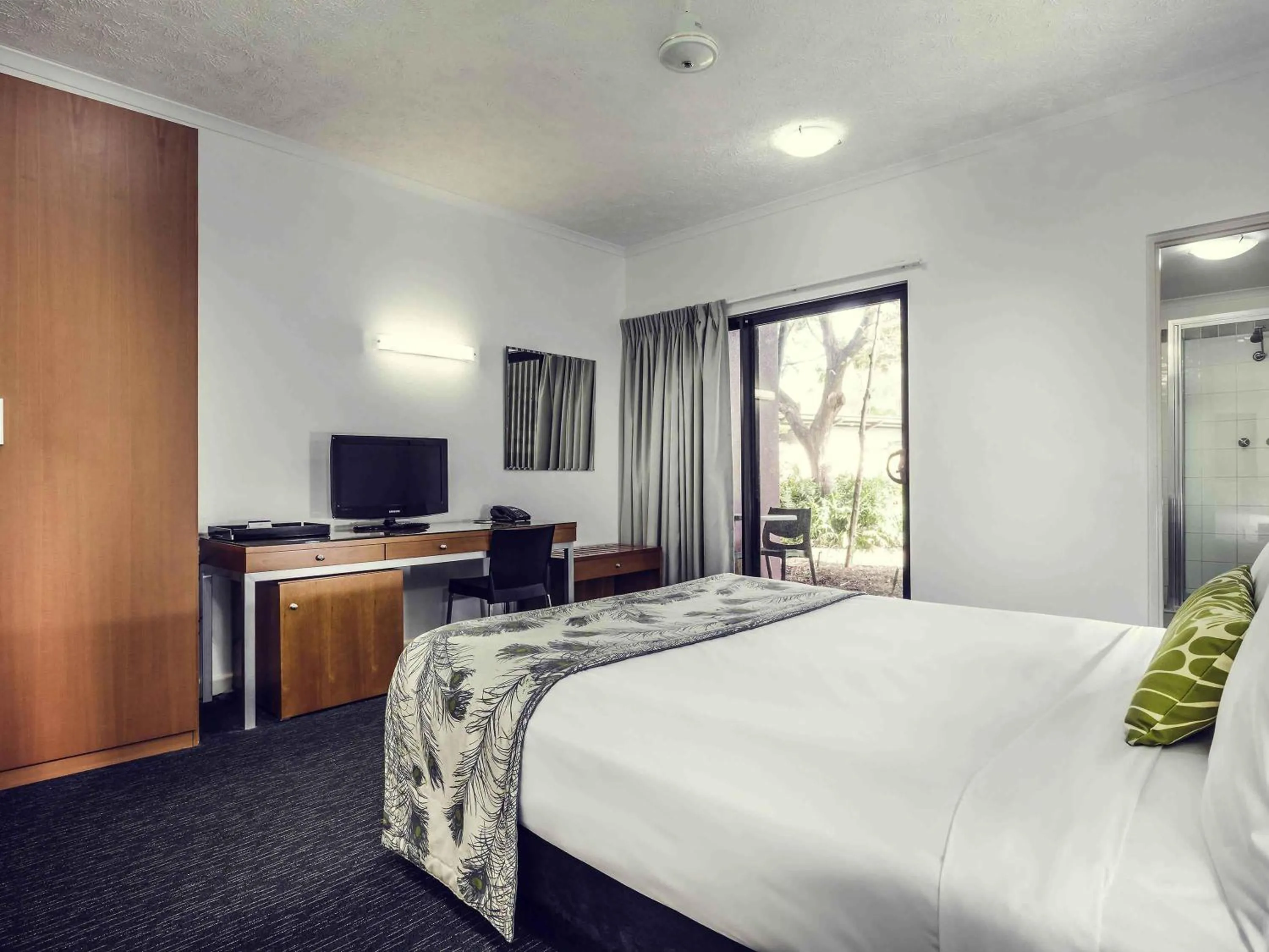 Superior Queen Room in Mercure Darwin Airport Resort
