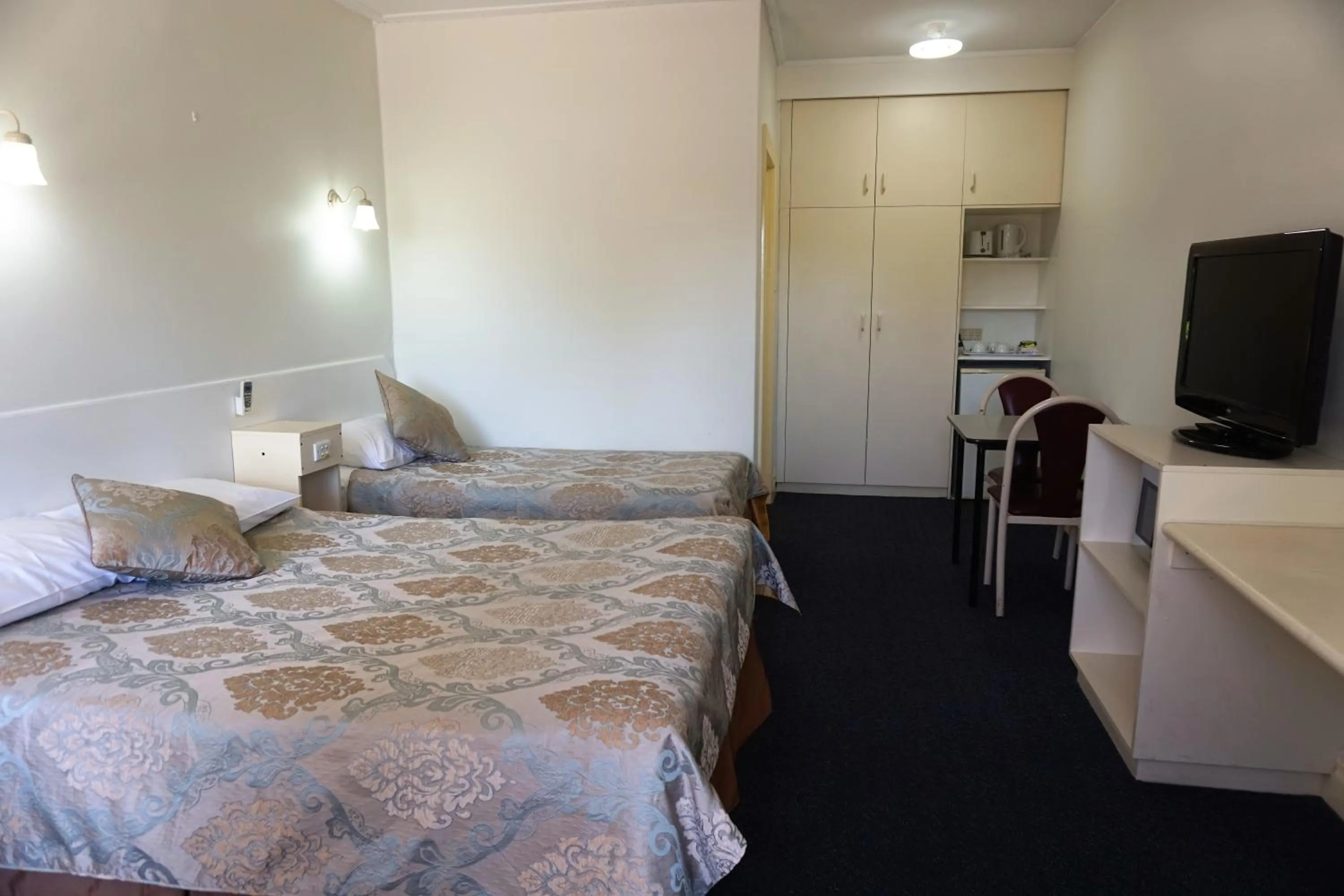 Standard Twin Room in Jacksons Motor Inn