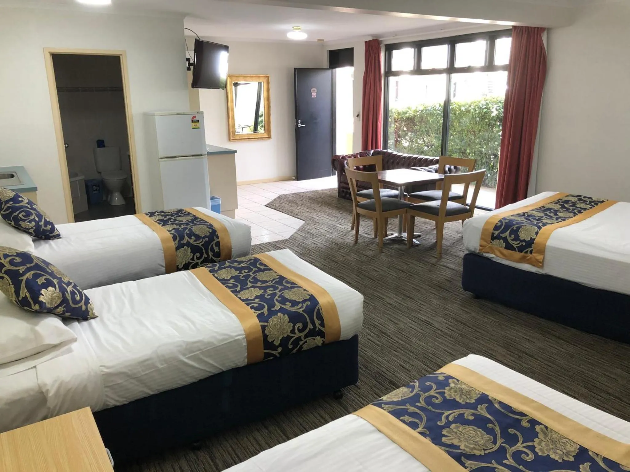 Family Room with Bath in Jacksons Motor Inn
