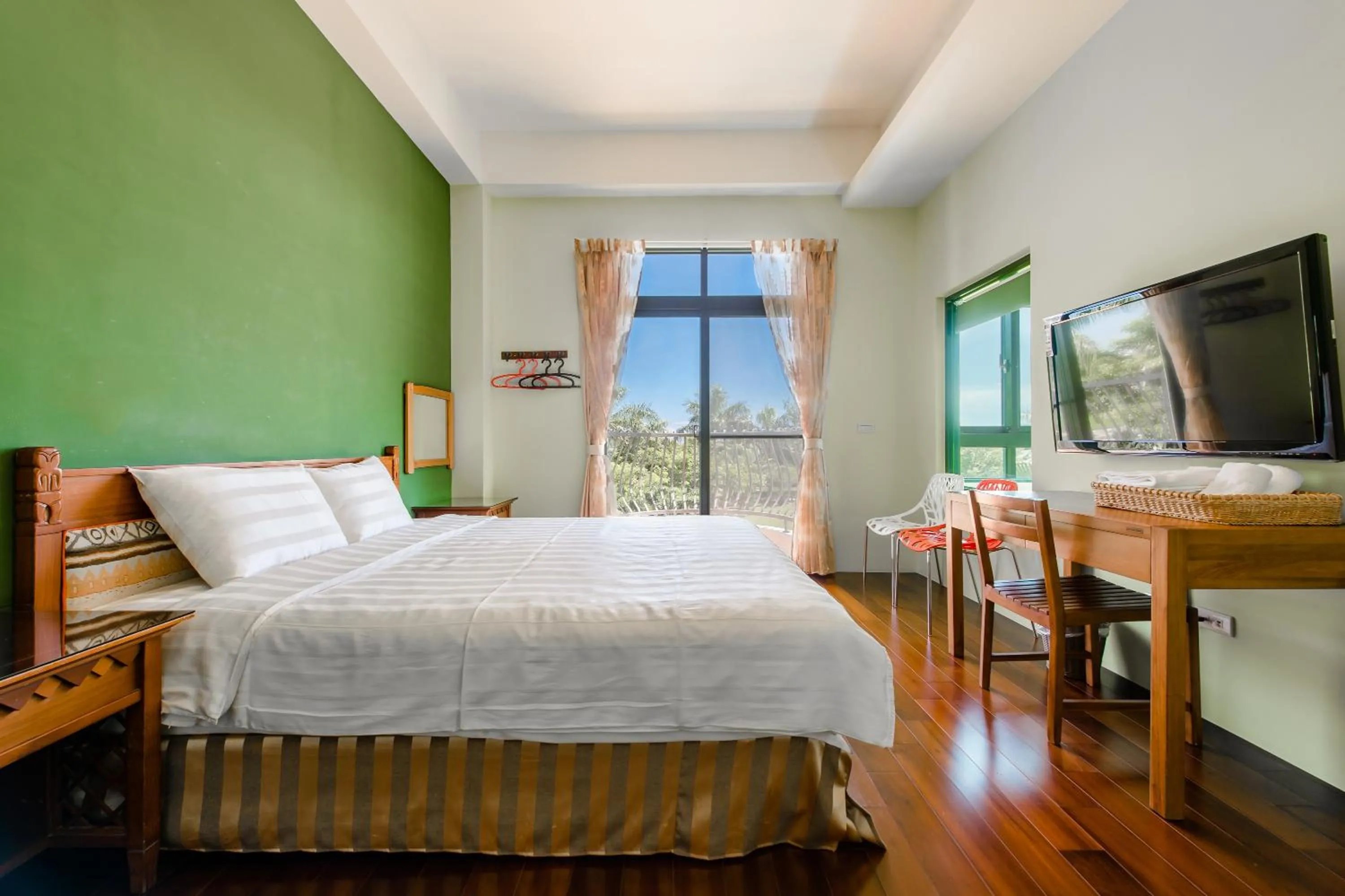 Queen Room with Balcony in Summer Garden