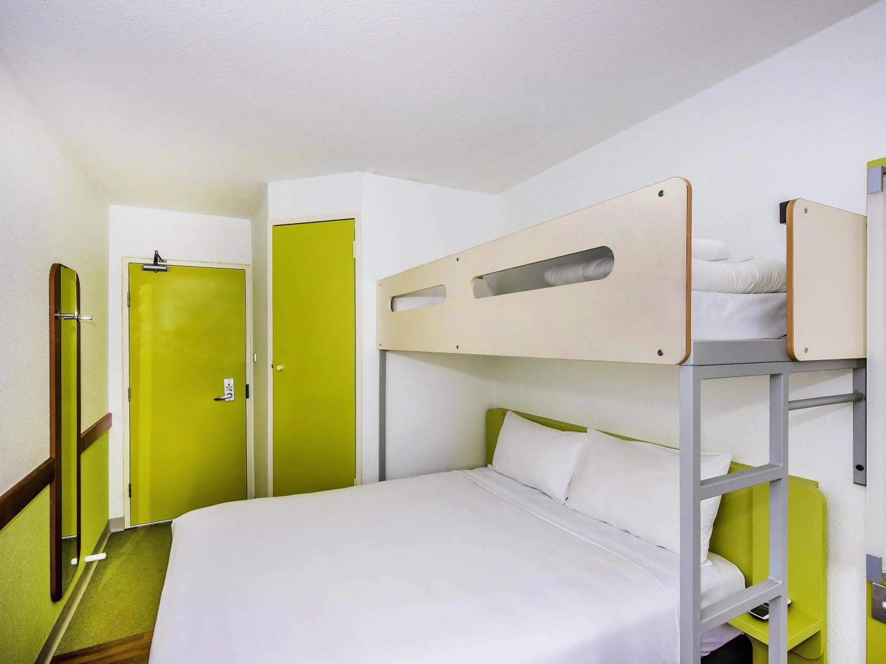 Standard Queen Room with Single Bunk Bed in ibis Budget - St Peters