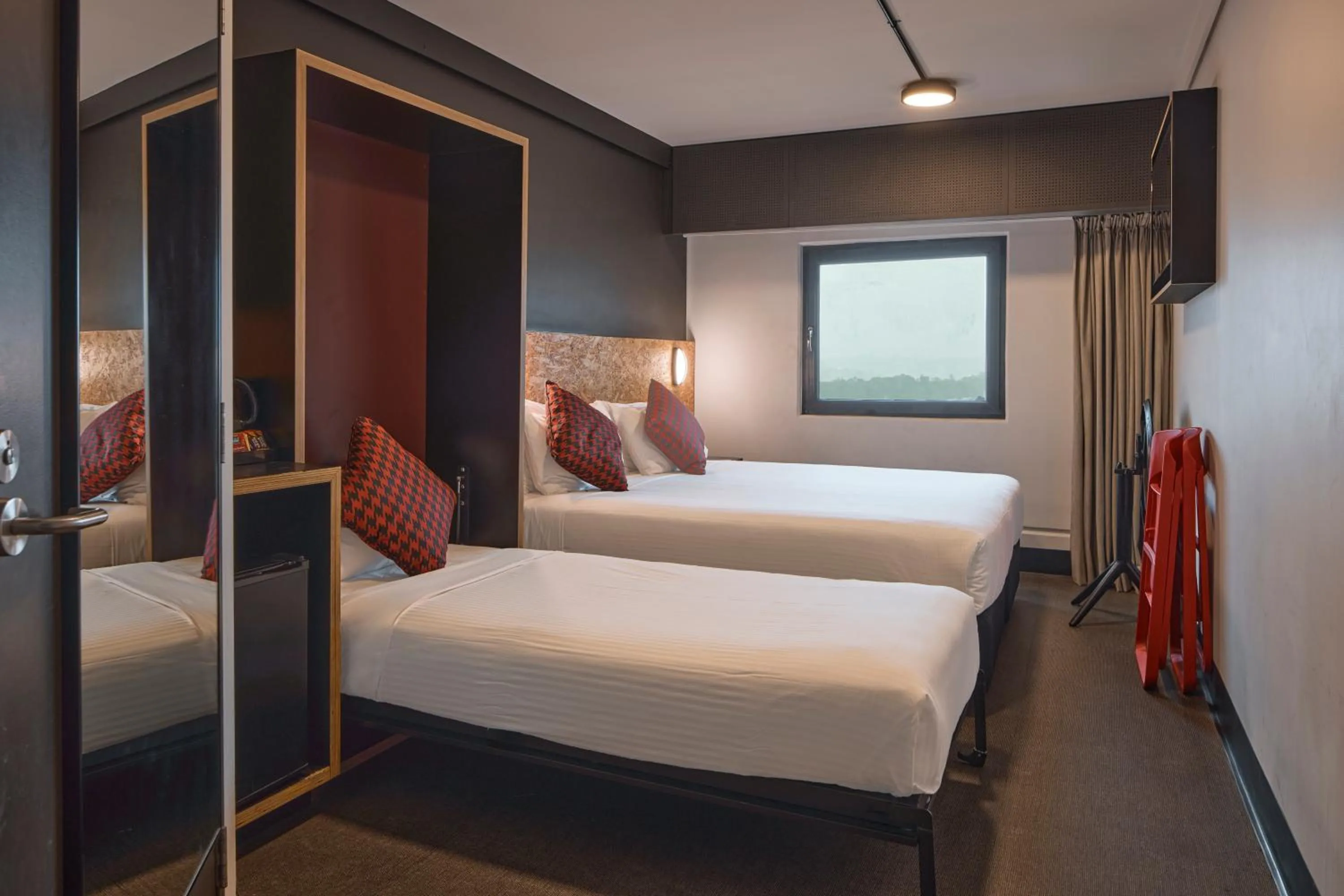 Triple Room with 1 King and 1 Single bed with Habour View in ibis budget Sydney East