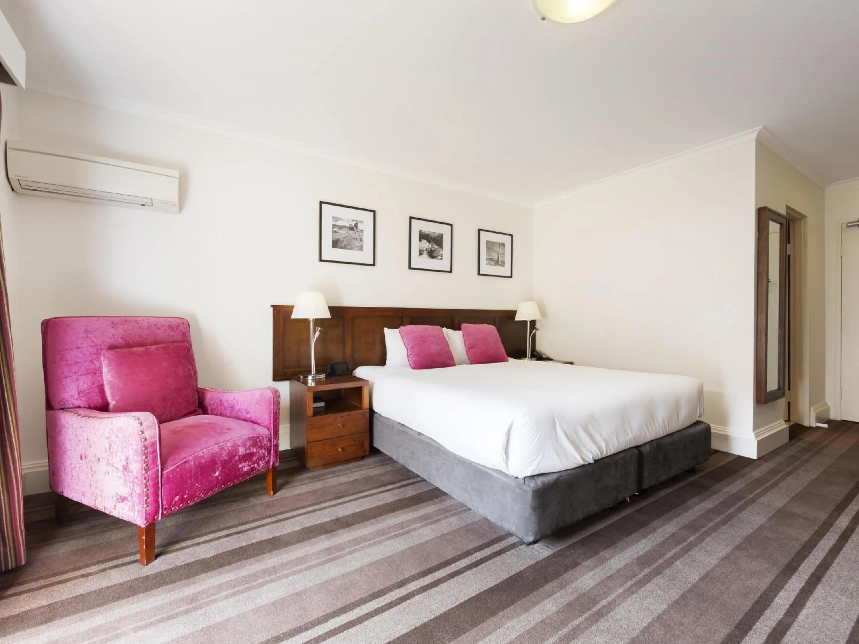 Superior King Room in Mercure Canberra