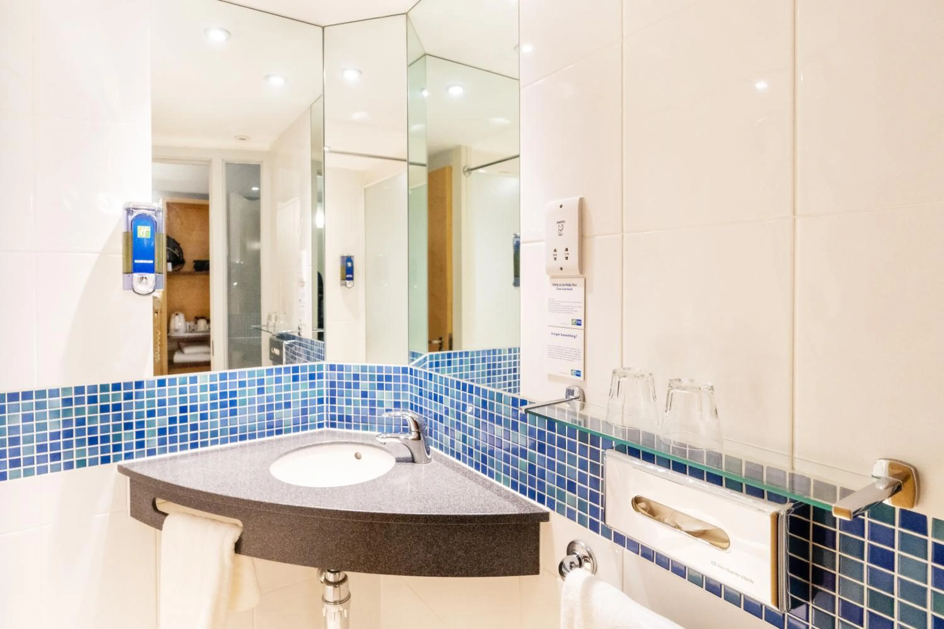 Standard Twin Room with Free Hot Breakfast in Holiday Inn Express Dundee by IHG