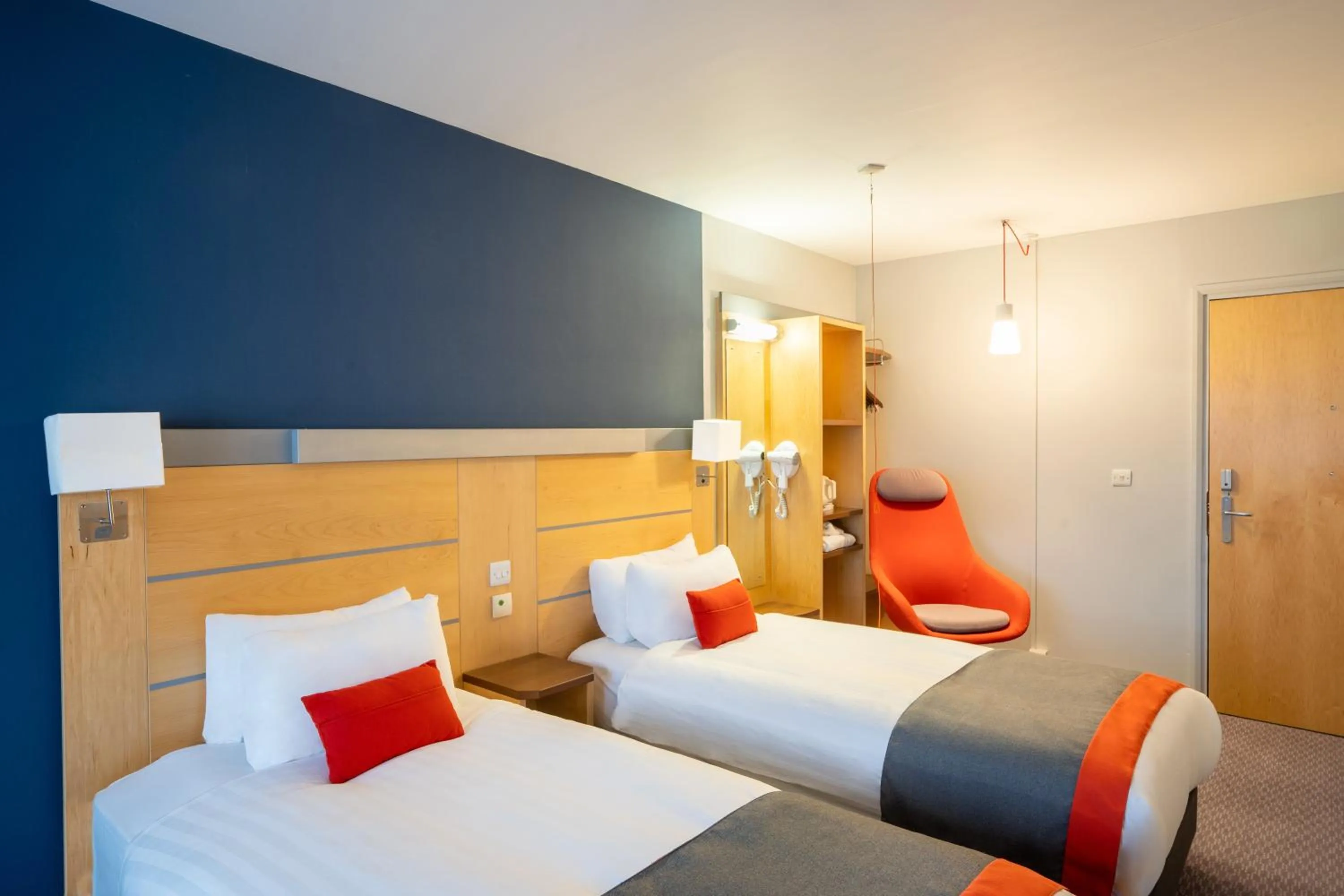 Standard Twin Room with Free Hot Breakfast in Holiday Inn Express Dundee by IHG