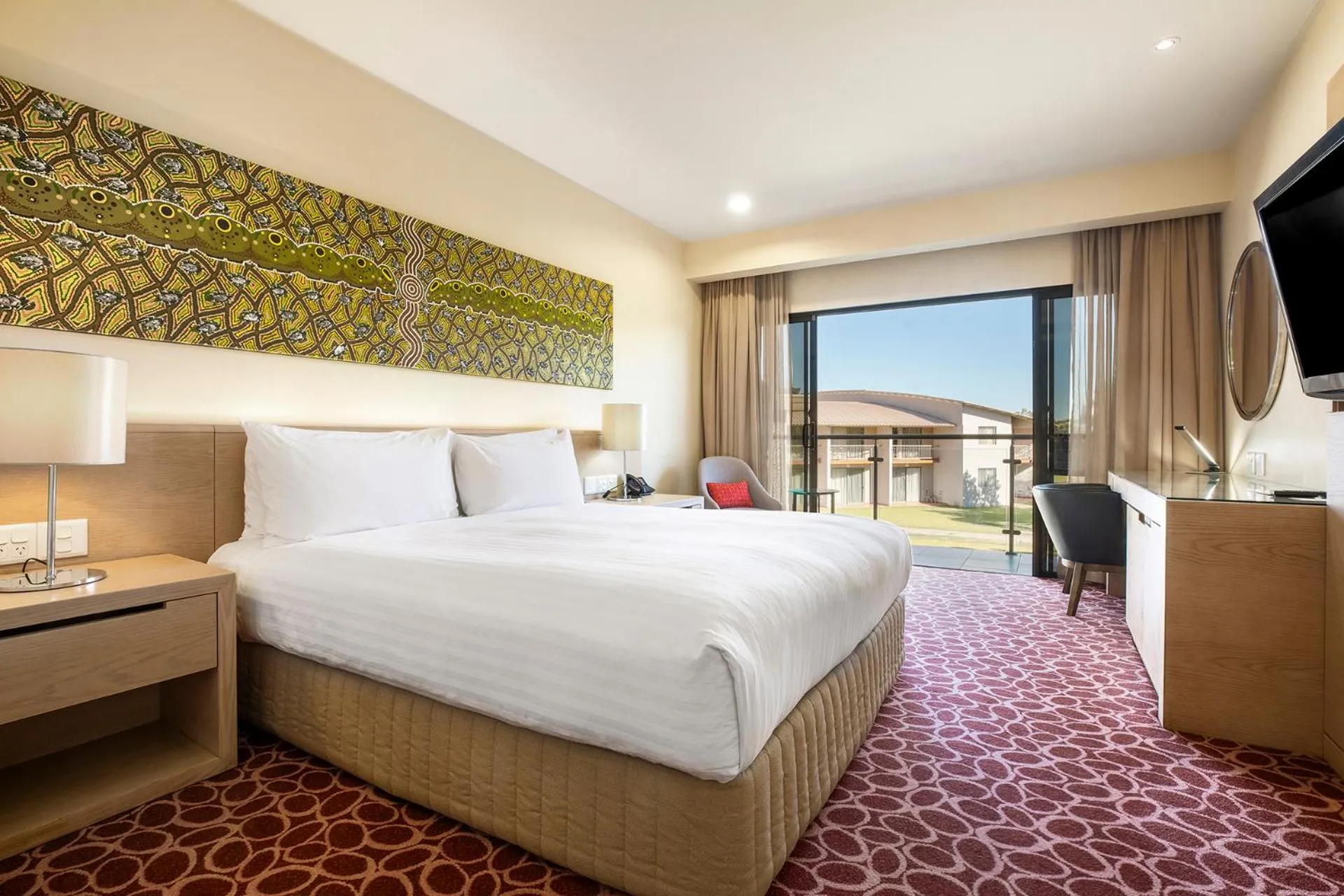 Premium King Room in Crowne Plaza Alice Springs Lasseters by IHG